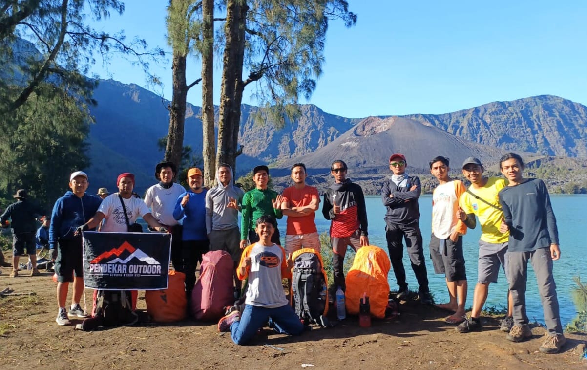 MEMUASKAN: Sejumlah pendaki membentangkan bendera Pendekar Outdoor di Danau Segara Anak Gunung Rinjani. Sebagian dari mereka menyewa perlengkapan mendaki dari Pendekar Outdoor.