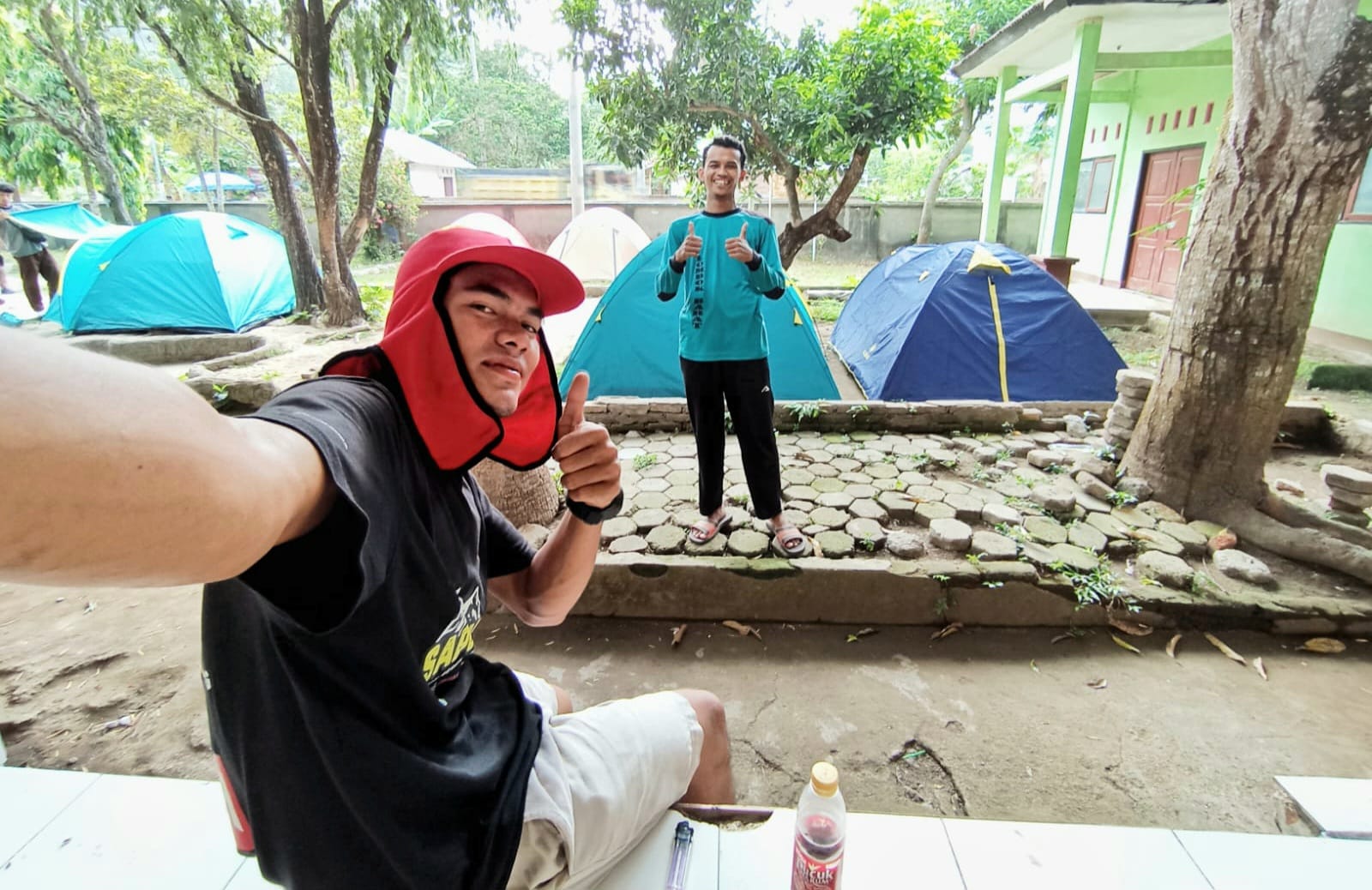 LAYANAN MAKSIMAL: Muhammad Deri (topi merah) usai membantu pemasangan tenda salah satu pelanggannya.