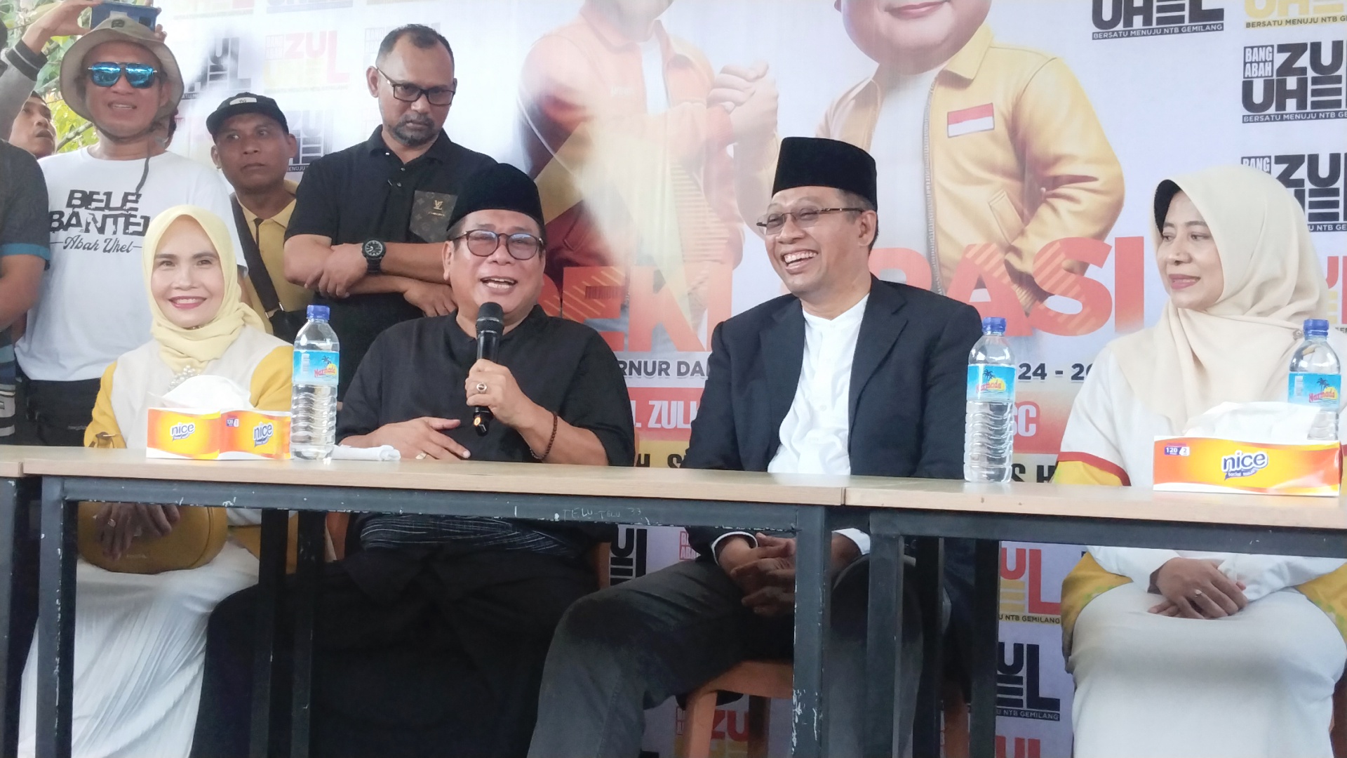 Pasangan bakal calon Gubernur NTB Zulkieflimansyah (dua kanan) dan Wakil Gubernur NTB HM Suhaili FT (dua kiri) menggelar konferensi pers usai deklarasi di Praya, Lombok Tengah, Sabtu (8/6).