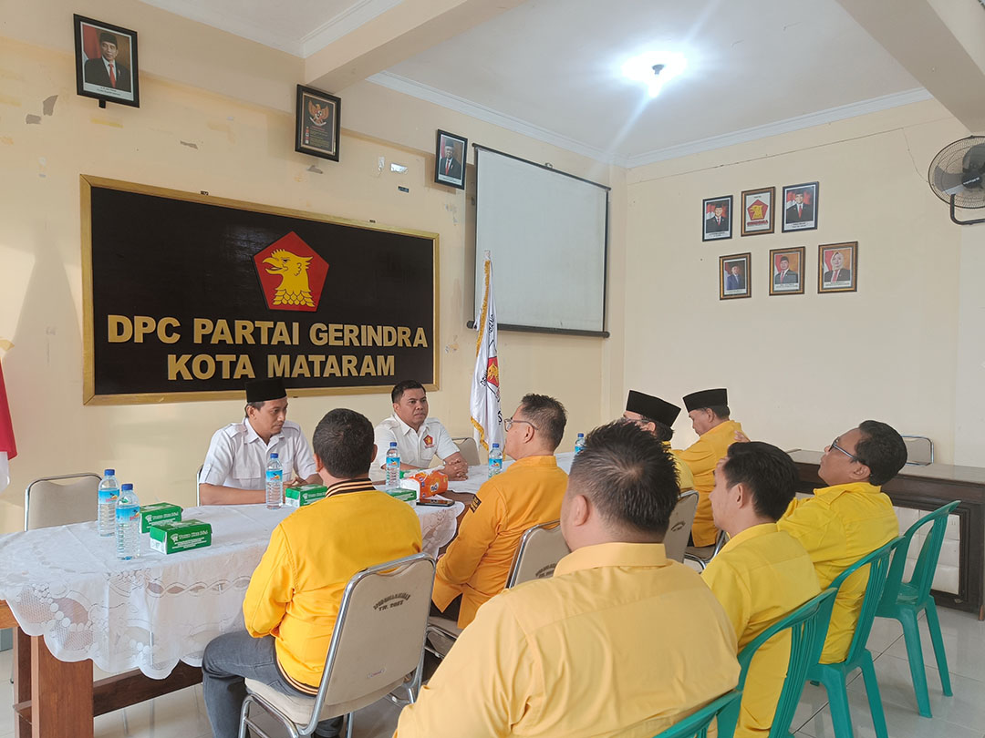 PENJAJAKAN KOALISI: Ketua DPD Gerindra Kota Mataram Abd Rahman saat menerima silaturahmi Sekretaris DPD 2 Golkar Kota Mataram Usman TS dan pengurus teras Golkar Kota Mataram. (ZAD/LOMBOK POST )