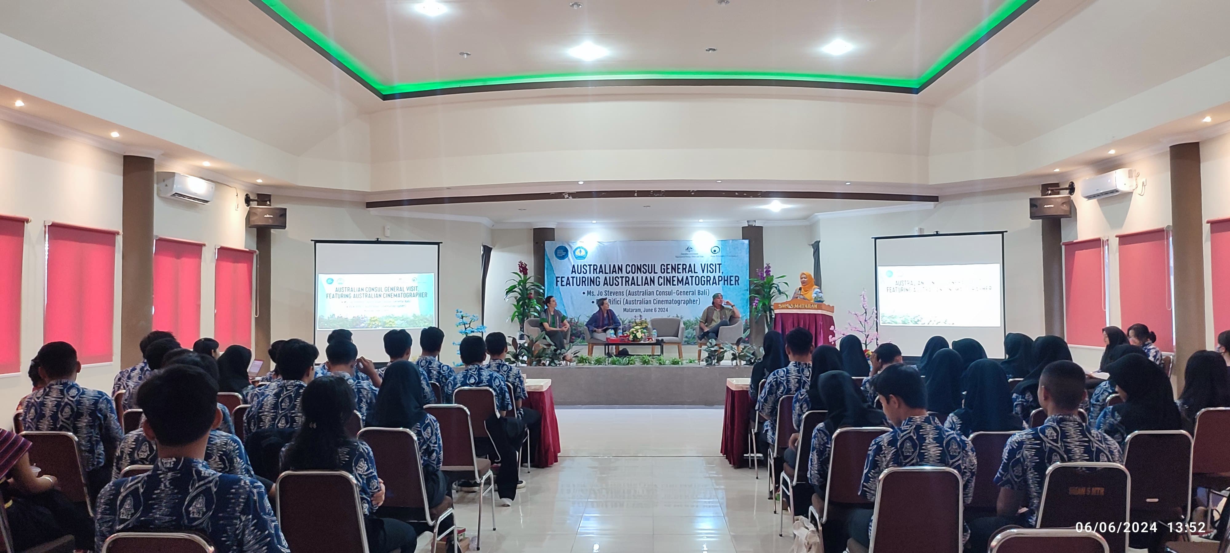 PERKUAT KERJA SAMA: Konsulat Jenderal Australia di Bali (depan) saat berkunjung di SMAN 5 Mataram, Kamis (6/6) lalu.(SMALA FOR LOMBOK POST)