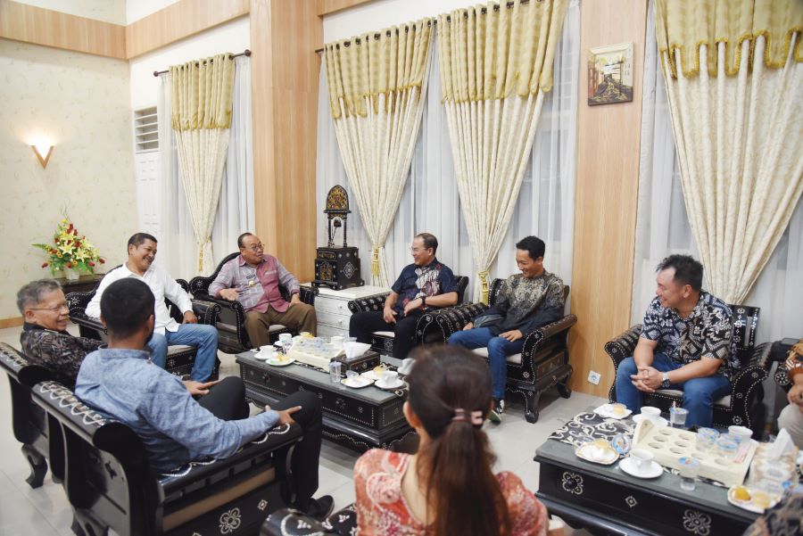 Pj Gubernur NTB H Lalu Gita Ariadi didampingi Kepala Dinas ESDM NTB H Sahdan saat menerima silaturahmi Ketua DPC Hiswana Migas Raden Priyatna Riadi di Pendopo Gubernur NTB.