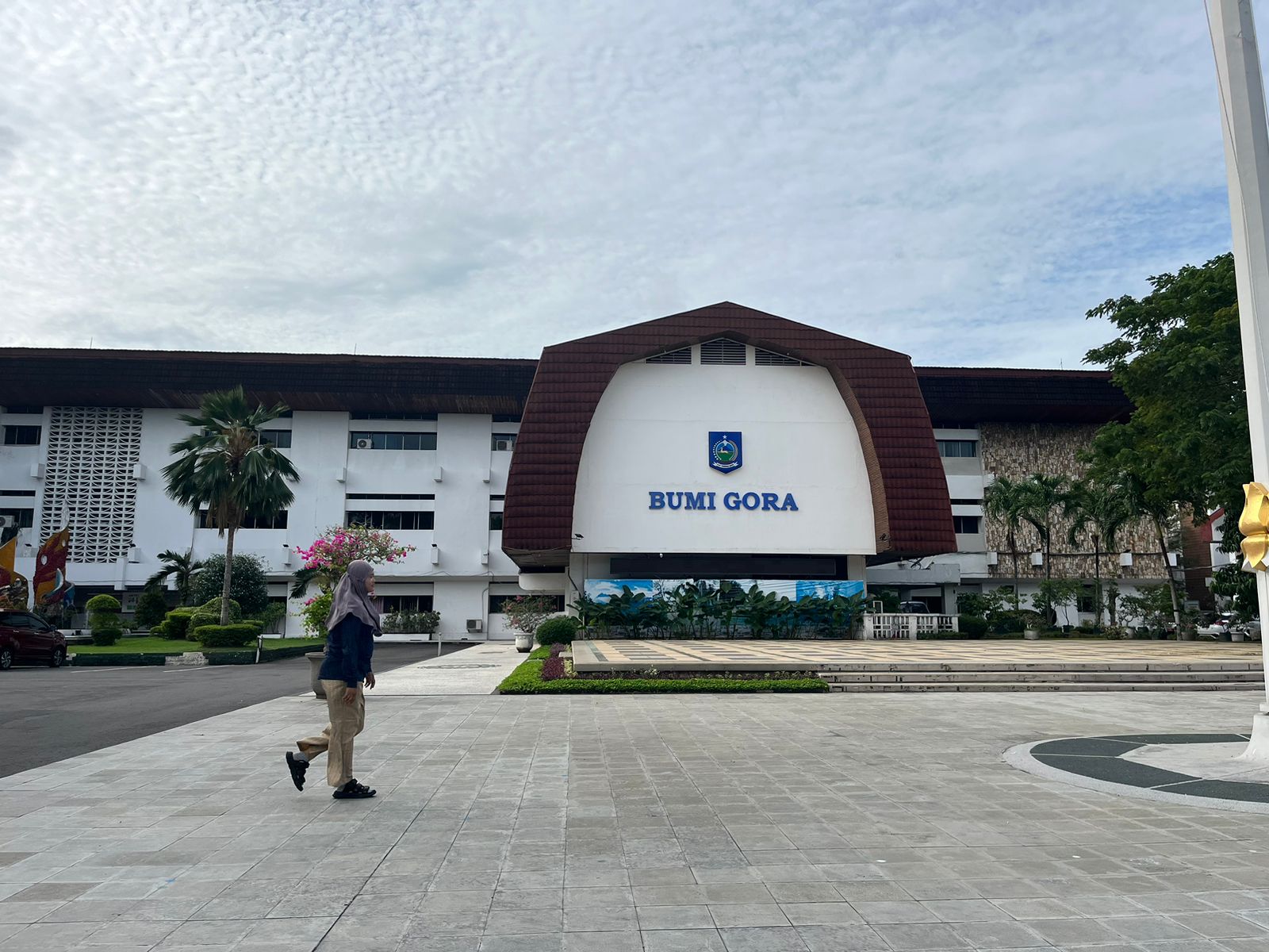 BELUM ADA PERGERAKAN: Hingga pertengahan tahun ini, belum ada tanda-tanda dari Pemprov NTB untuk mulai melakukan pengerjaan fisik revitalisasi Kantor Gubernur NTB.  (YUYUN/LOMBOK POST)