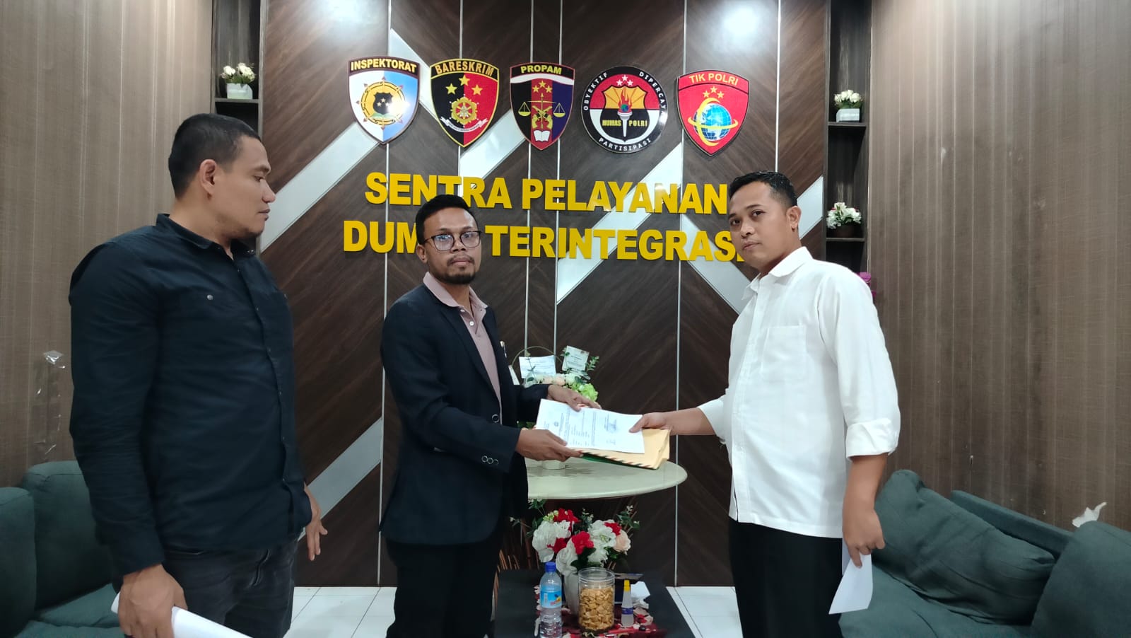 Adhar, kuasa hukum tiga korban melaporkan IWAP ke Propam Polda NTB, Senin (10/6). (Istimewa/Lombok Post)