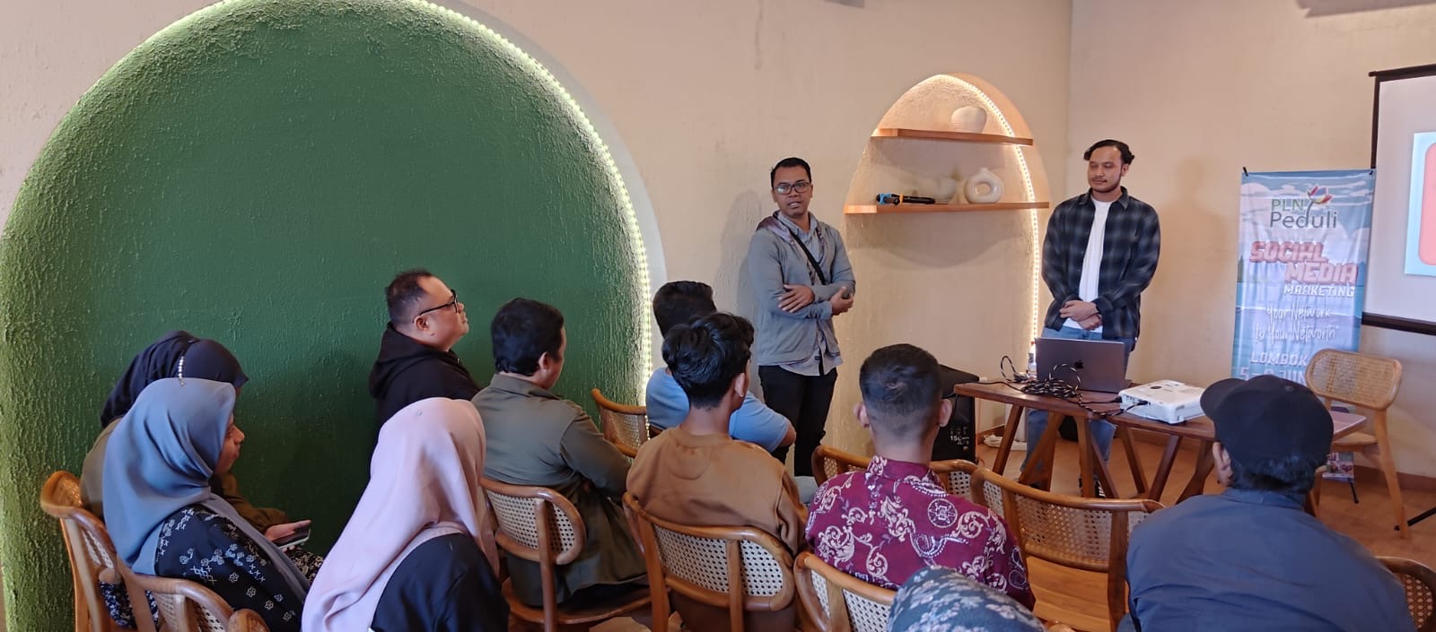 Suasana pelatihan yang digelar PLN bagi UMKM binaan.