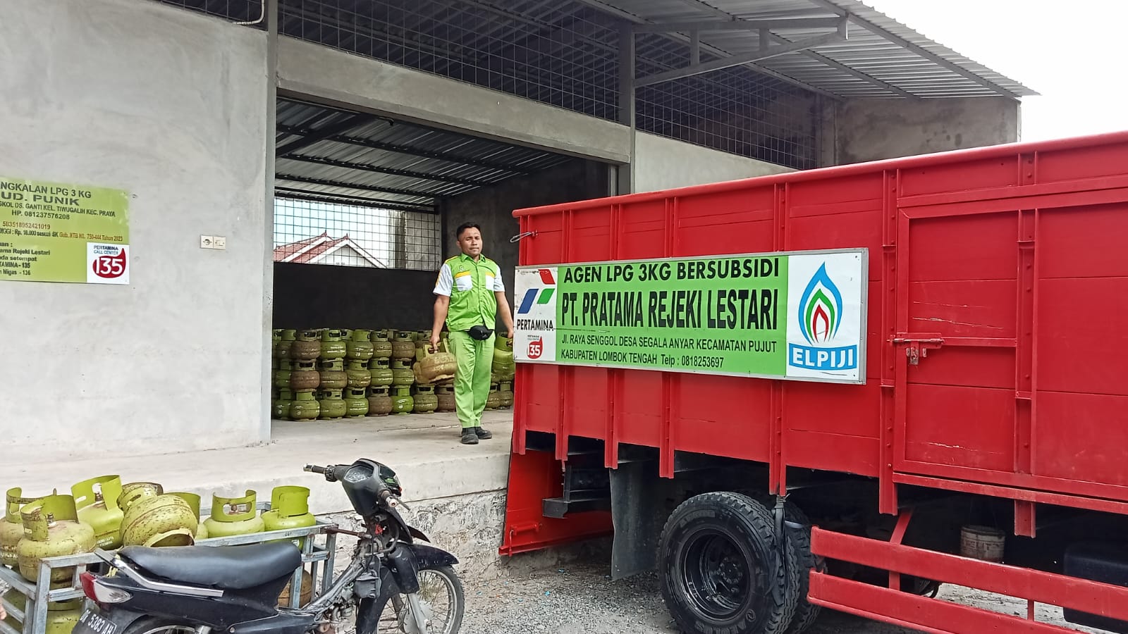 TAMBAH STOK: Pertamina Patra Niaga Jatimbalinus berkomitmen membanjiri stok LPG 3 kg di daerah melihat prediksi tingginya konsumsi serta tradisi di masing-masing wilayah.