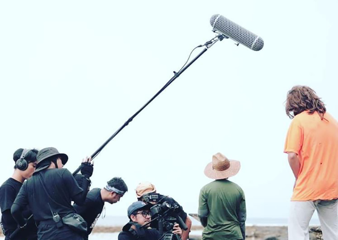 TOTALITAS: Dwi (pegang kamera) dan kru saat proses pengambilan gambar sebuah film.(DWI FOR LOMBOK POST)