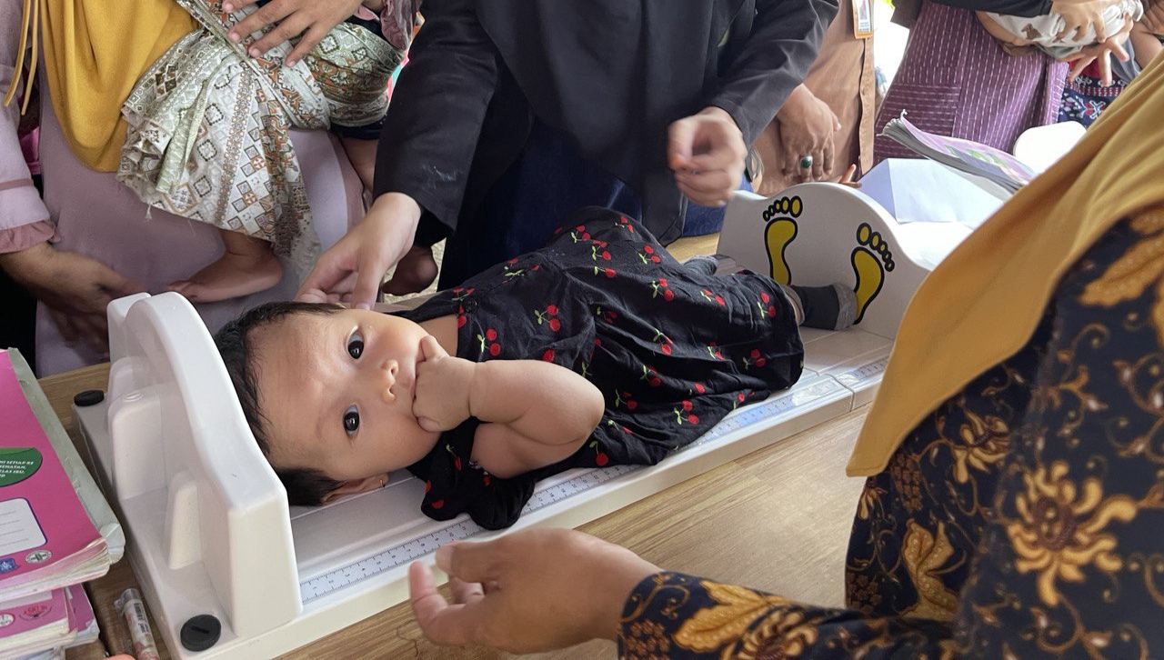SEHAT: Seorang balita tengah diukur tinggi badannya. Dikes Kota Mataram terus berupaya menekan kasus stunting di daerah ini.(ZAD/LOMBOK POST)