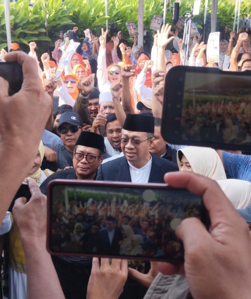 OPTIMIS DEFINITIF: Pasangan duet Zulkieflimansyah dan HM Suhaili Fadhil Tohir berfoto bersama ribuan relawan usai deklarasi Bang Zul - Abah Uhel di Lesehan 33, Praya, Loteng. (Dewi/Lombok Post)