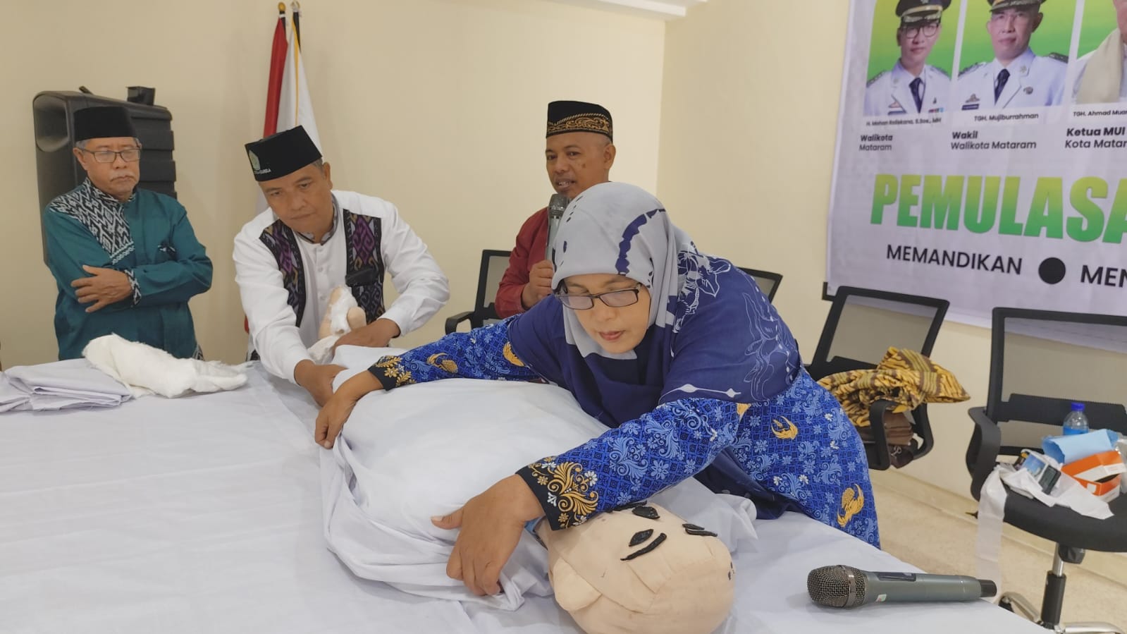 LANGSUNG PRAKTIK: Pelatihan pemulasaran jenazah yang dilaksanakan MIM Foundation dan MUI Kota Mataram diikuti 80 peserta.(Ist/Lombok Post)