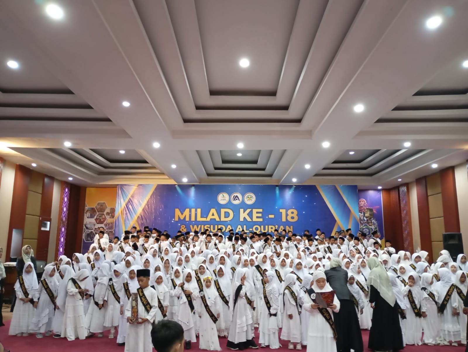 WISUDA ALQURAN: Ratusan murid SDIT Anak Sholeh Mataram usai wisuda Alquran di Hotel Lombok Vaganza, Sabtu (8/6) lalu.(ROJAI/LOMBOK POST)
