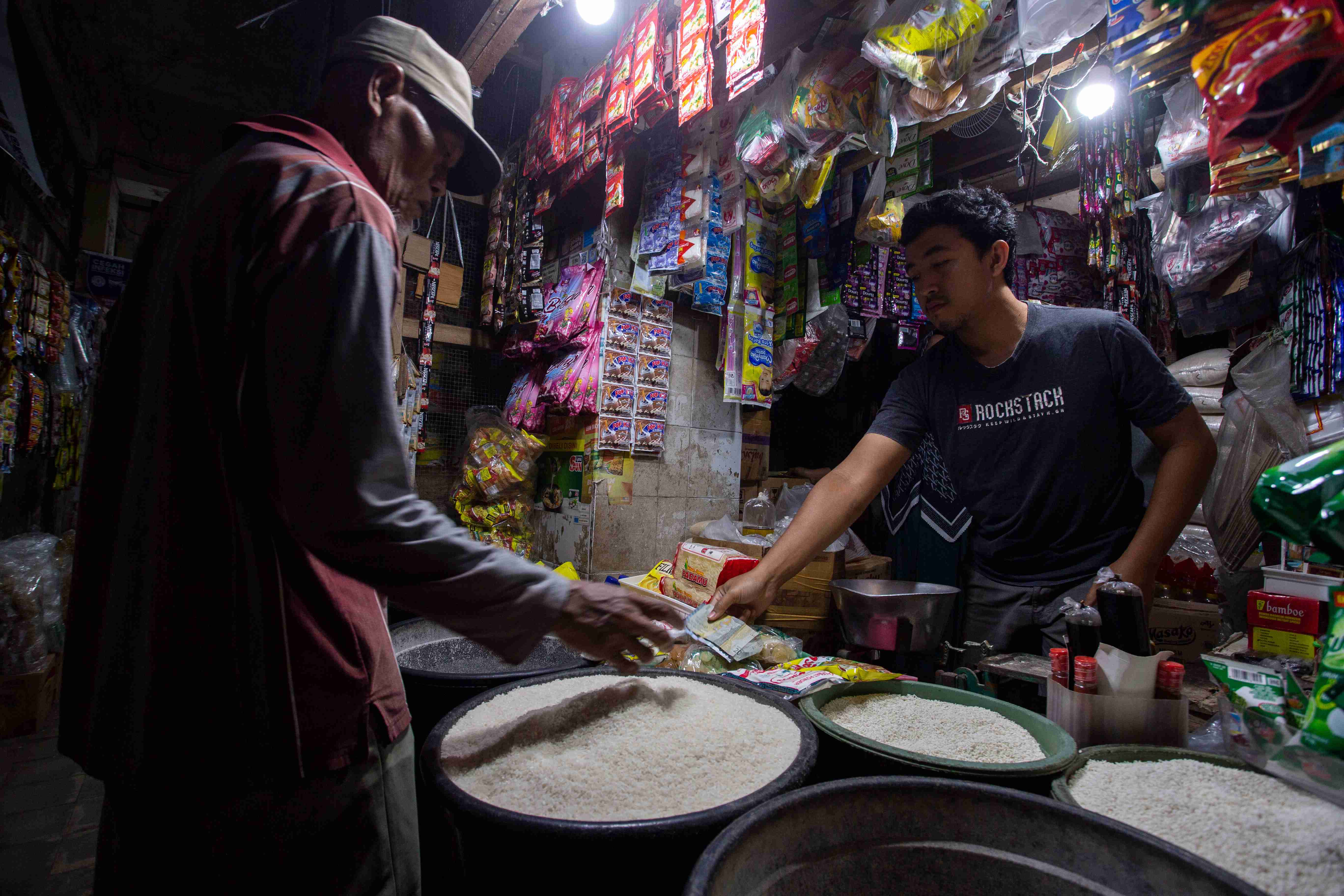 Kenaikan harga beras menjadi komoditi yang diwaspadai sebagai penyumbang lonjakan angka inflasi. Pemerintah daerah harus melakukan berbagai langkah pencegahan, supaya angka inflasi bisa terkendali.