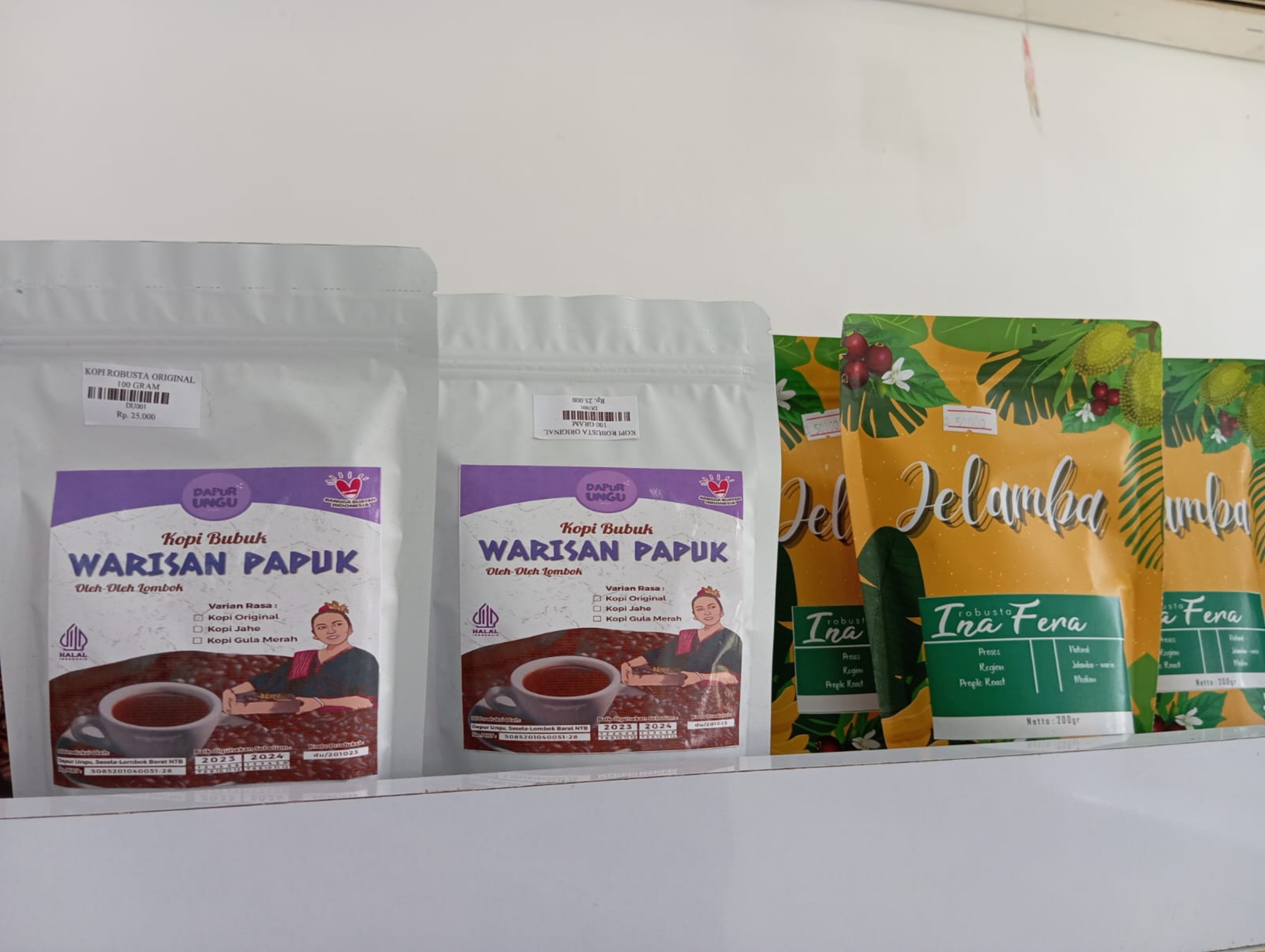 FASILITASI KEMASAN: Contoh produk kopi NTB, di etalase NTB Mall. Balai Kemasan Produk Daerah NTB siap memfasilitasi kemasan sachet untuk produk kopi.(FERIAL/LOMBOK POST)