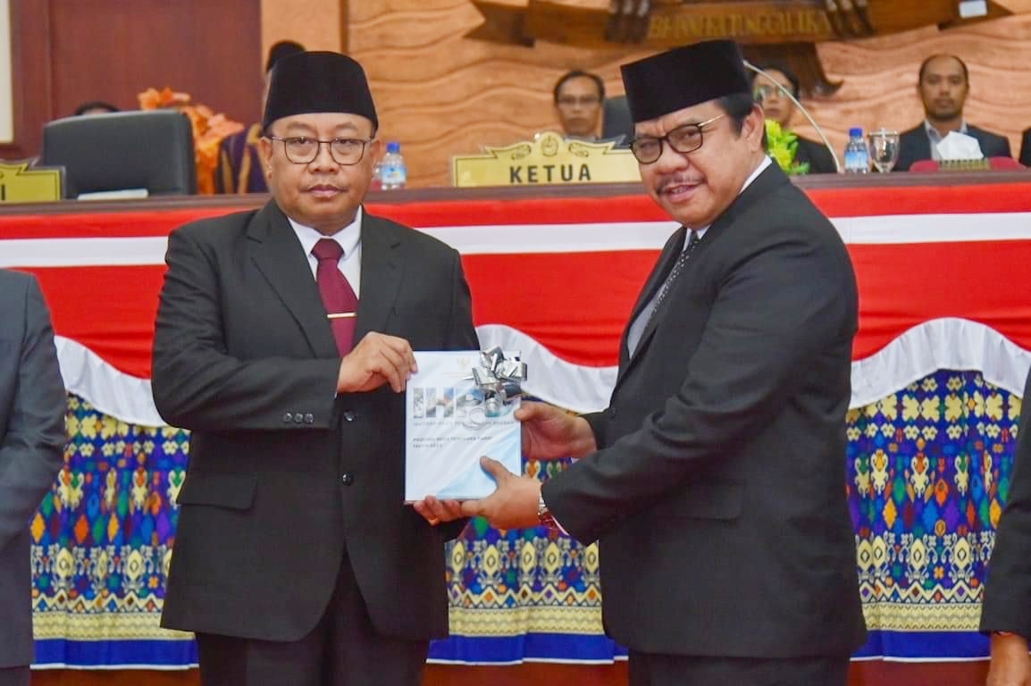 ADA CATATAN: Auditor Utama Keuangan Negara VI BPK RI Laode Nusriadi (kanan) saat menyerahkan Laporan Hasil Pemeriksaan atas Laporan Keuangan Pemprov NTB Tahun 2023.(BIRO ADPIM NTB FOR LOMBOK POST)