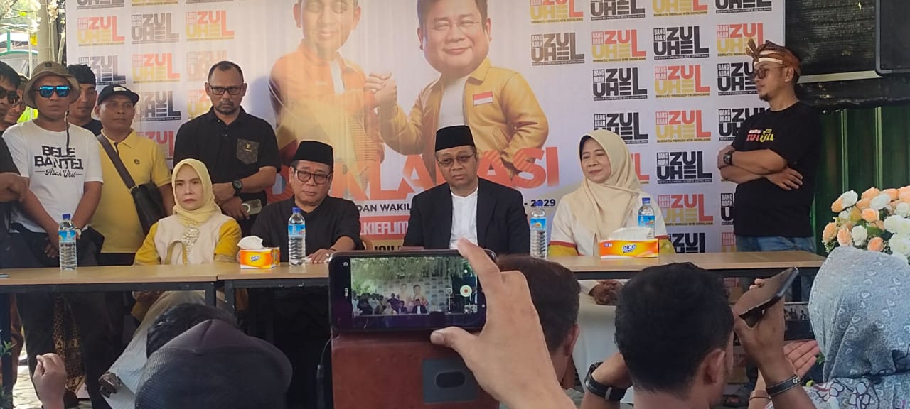 BELUM PASTI: Pasangan H Zulkieflimansyah &ndash; HM Suhaili FT  memberikan keterangan kepada wartawan usai deklarasi pasangan di Praya, Sabtu (8/6) lalu