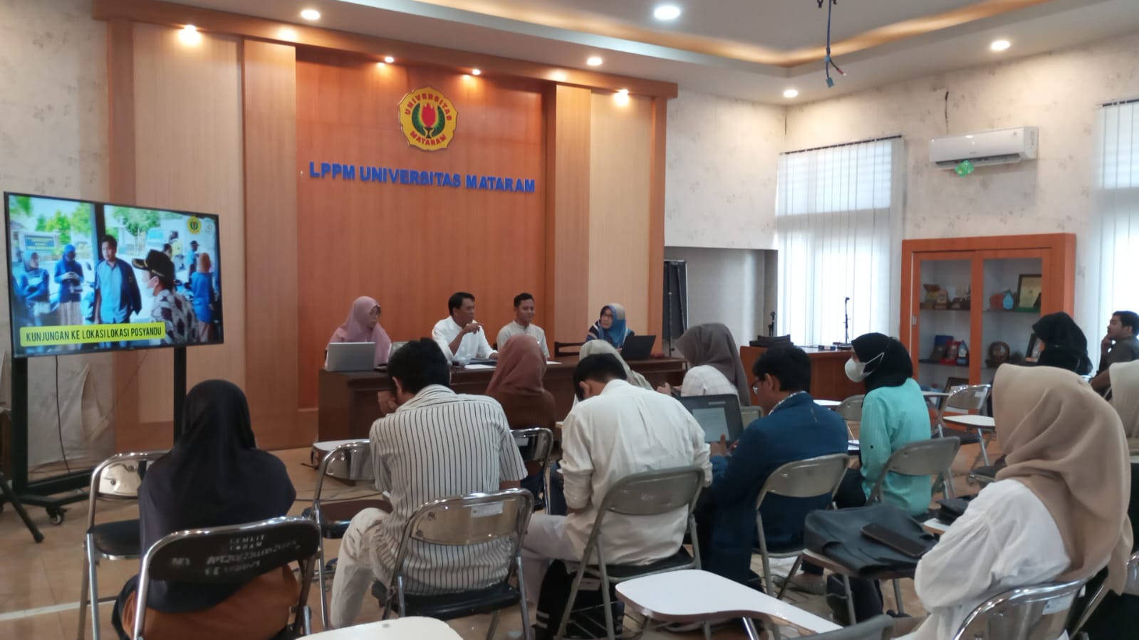 KOLABORASI: LPPM Unram dan BKKBN NTB memberikan pembekalan kelompok KKN PMD periode Juli-Agustus di Ruang Sidang Utama LPPM Unram, kemarin (10/6).(UNRAM FOR LOMBOK POST)