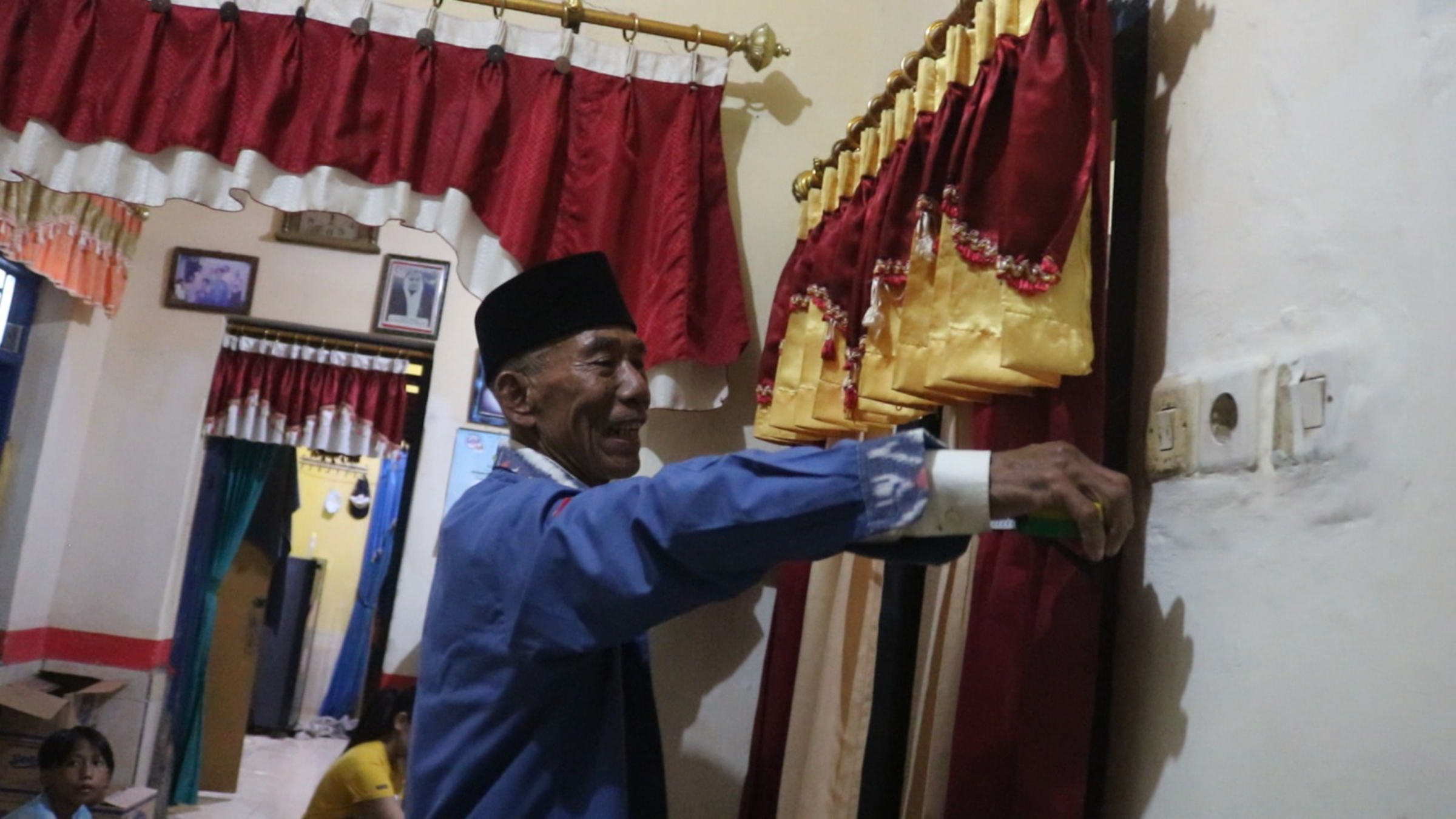 NAIK HAJI: Mahruf, tukang gorden keliling asal Lombok Barat yang akhirnya bisa naik haji berkat menekuni usahanya selama bertahun-tahun.(IST/LOMBOK POST)