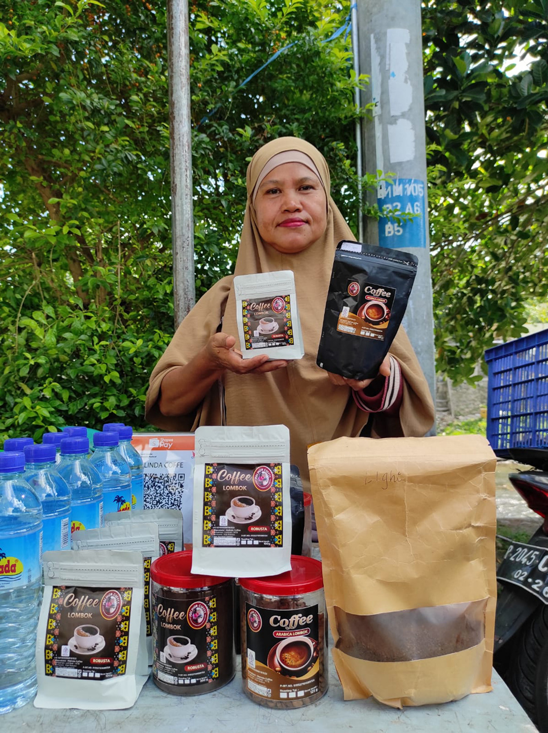 BANYAK DIMINATI: Owner Malindo Coffee, Rohaniah menunjukkan produk kopi miliknya. (FERIAL/LOMBOK POST)