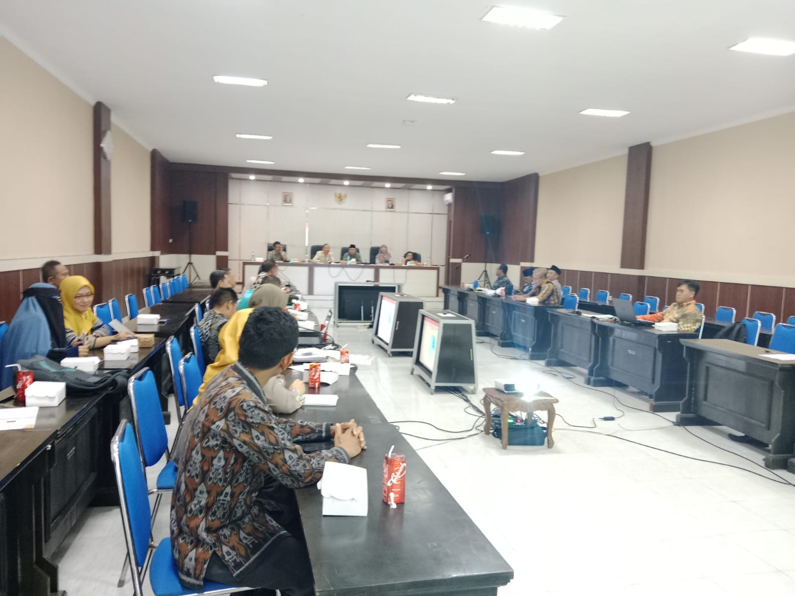 RAKOR: PJ Sekda Lotim saat memimpin Rakor evaluasi capaian Pendapatan Asli Daerah (PAD) Lotim triwulan kedua tahun 2024.(SUPARDI/LOMBOK POST)