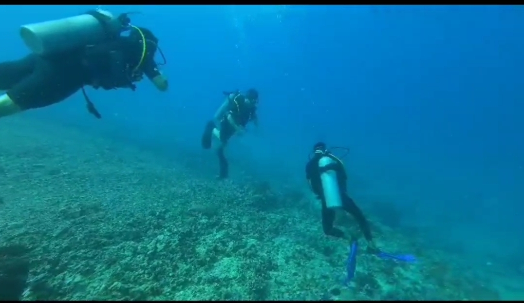 DAYA TARIK: Keindahan bawah laut dengan beragam aneka ragam terumbu karang yang tumbuh menjadi daya tarik tiga gili. (BUDI FOR LOMBOK POST)