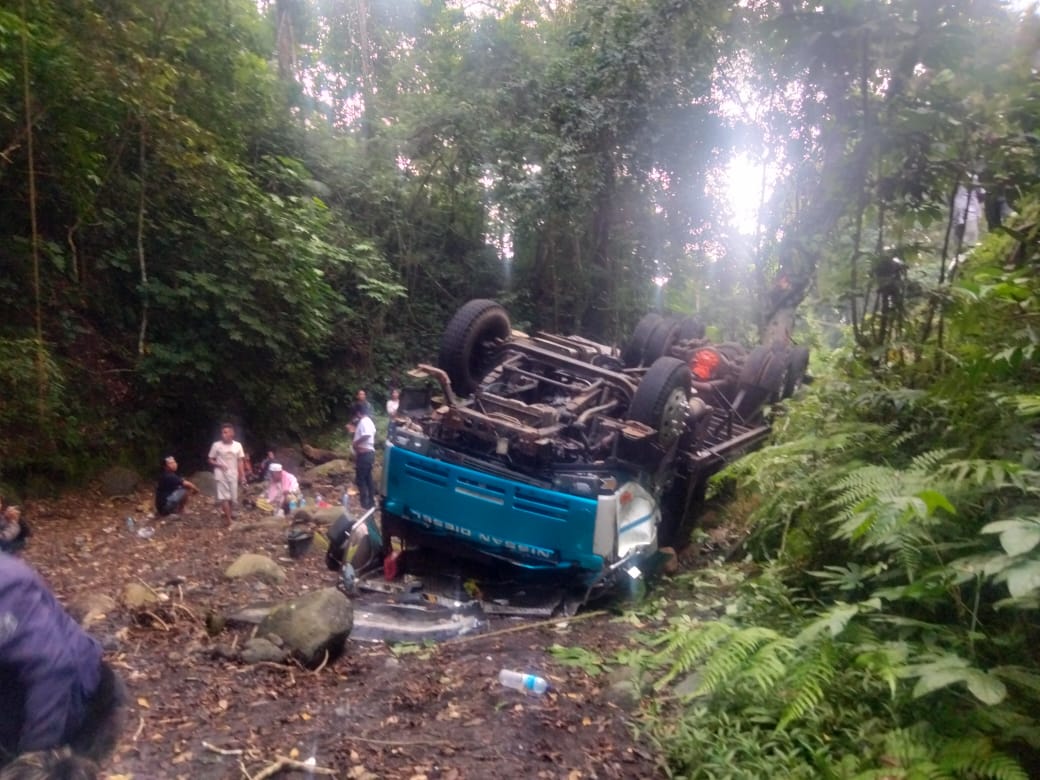 TERBALIK: Kondisi truk pengangkut alat berat usai gagal menanjak di kawasan Sembalun, Selasa (11/6). (Humas Polres Lotim)
