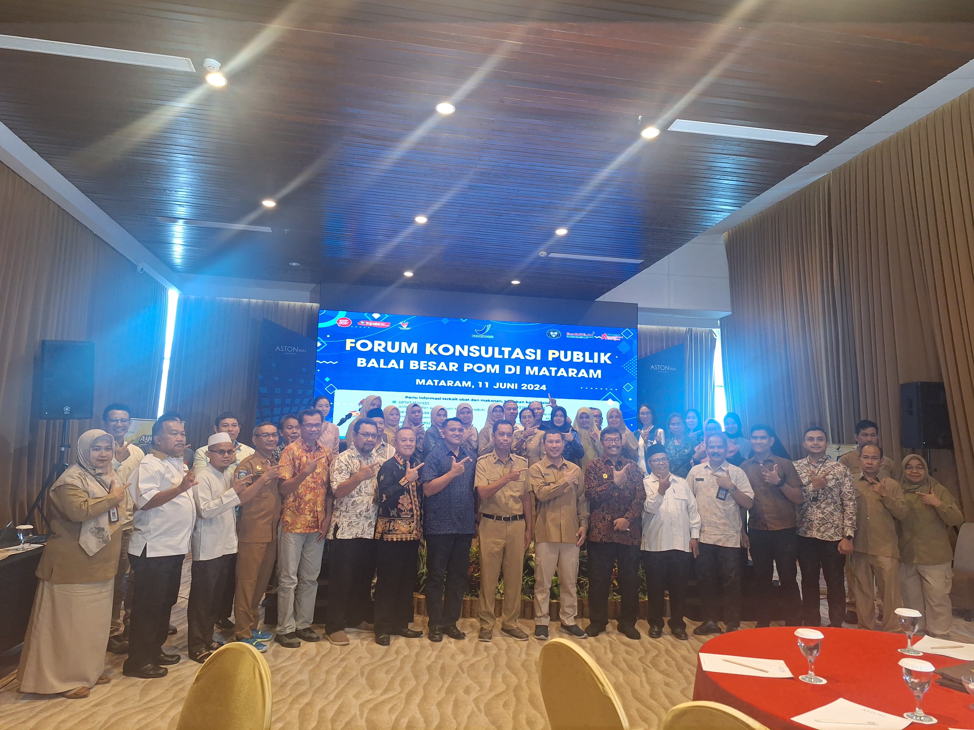 BERSINERGI: Peserta kegiatan Forum Konsultasi Publik yang digelar BBPOM di Mataram berfoto bersama di sela-sela acara yang digelar di Hotel Aston Inn Mataram, Selasa (11/6).(BBPOM for Lombok Post)