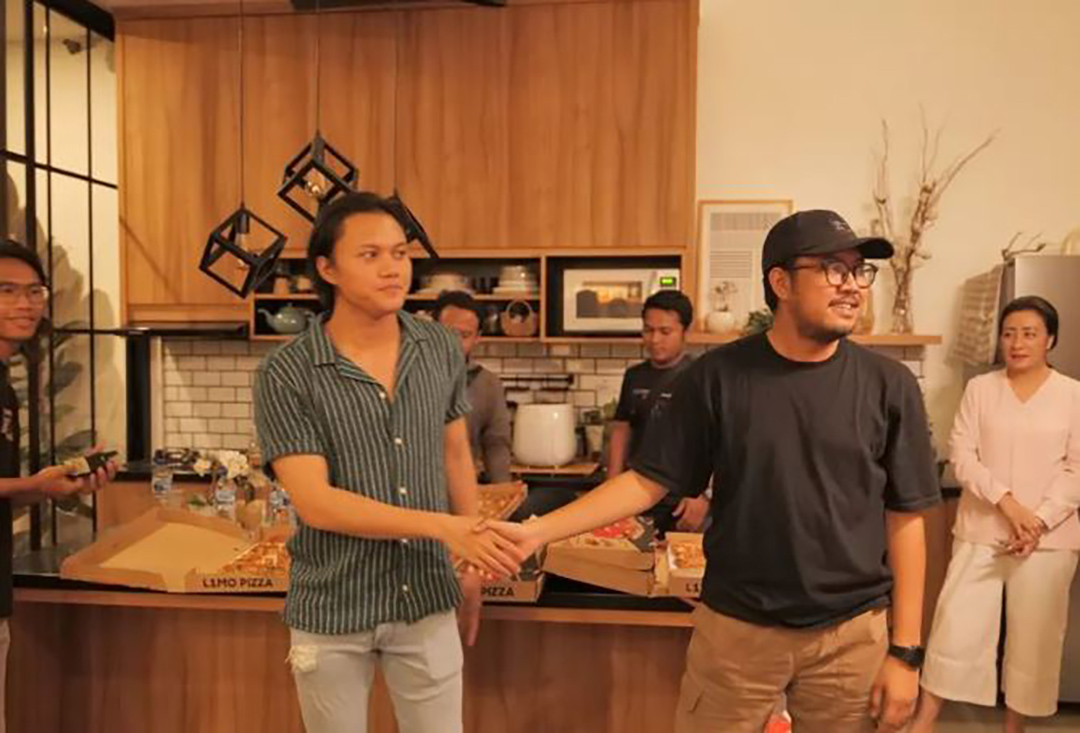 SENYUM: Momen Dwi bersama Rizki Febian bersalaman saat pembuatan film series, beberapa waktu lalu. (DOK. PRIBADI)