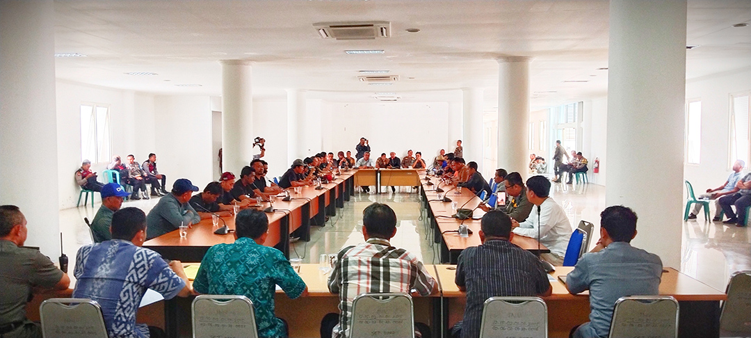 PERTANYAKAN IJIN: Ratusan masyarakat meminta klarifikasi terkait Persetujuan Bangunan Gedung (PBG) PT Invest Island kepada wakil rakyat di DPRD Loteng, Praya, kemarin (11/6). (Dewi/Lombok Post)