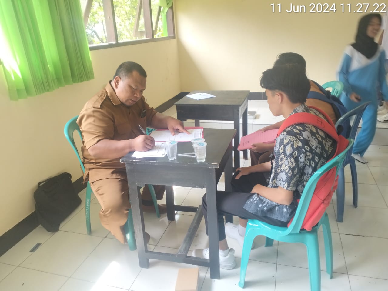 MENDAFTAR: Dua calon siswa baru mendaftar di SMKN 1 Lingsar, kemarin.(SMKN 1 LINGSAR FOR LOMBOK POST)