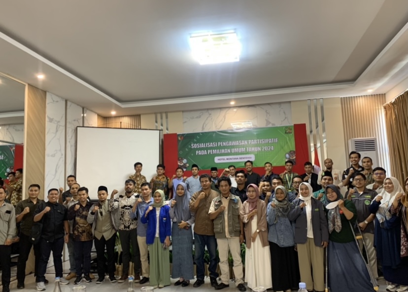 FOTO BERSAMA: Bawaslu menggelar sosialisasi peningkatan partisipatif pengawasan pemilu di Senggigi, beberapa waktu lalu.(CHIA/LOMBOK POST)