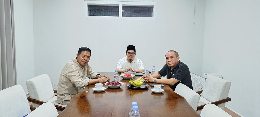 BERTEMU: Bakal Calon Bupati Lotim H Haerul Warisin saat bertemu dengan Ketua Umum PB NW RTGB KH Lalu Gede Muhammad Zainuddin Atsani di rumahnya di Mataram. (TIM IRON-EDWIN UNTUK LOMBOK POST)