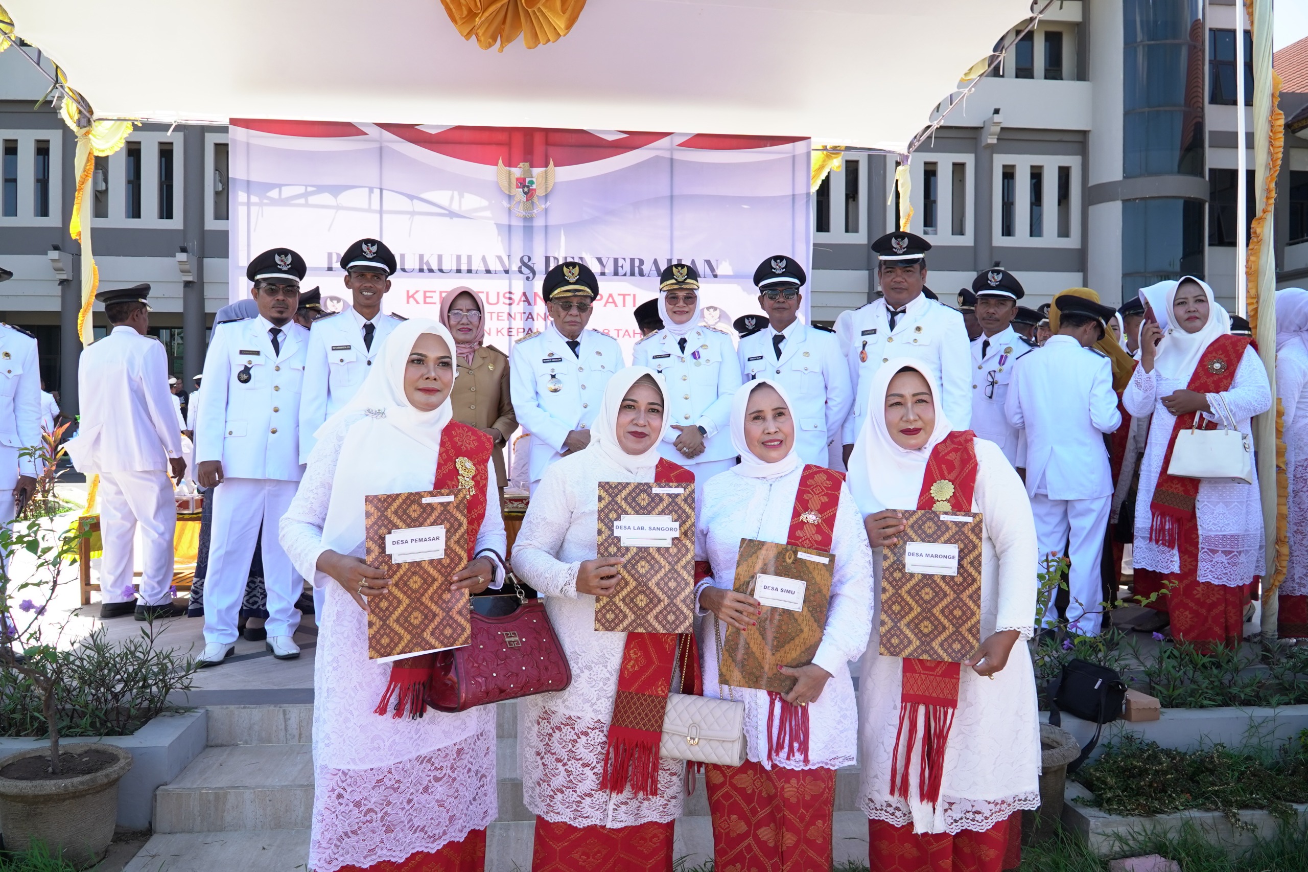 DIPERPANJANG: Bupati Sumbawa Mahmud Abdullah mengukuh dan menyerahkan SK perpanjangan kepada kades, belum lama ini. (ABET/LOMBOK POST)
