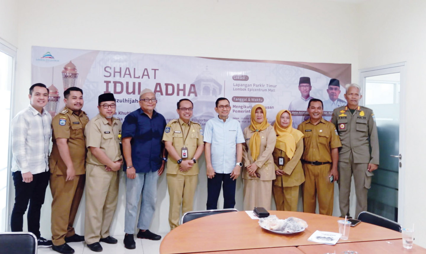 GM LEM Salim Abdad (lima dari kanan) bersama Asisten I Setda Kota Mataram Lalu Martawang (lima dari kiri) dan sejumlah pihak usai rapat final persiapan pelaksanaan salat Idul Adha, Selasa (11/6).