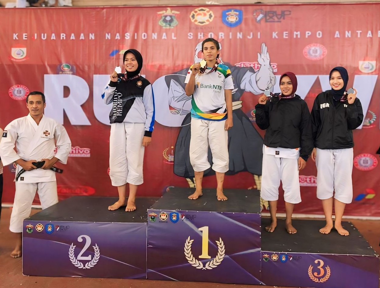 JUARA: Atlet kempo NTB Rini Kurniati (tengah) meraih medali emas dalam Kejurnas Piala Rektor Unhas, belum lama ini. (HADI FOR LOMBOK POST)