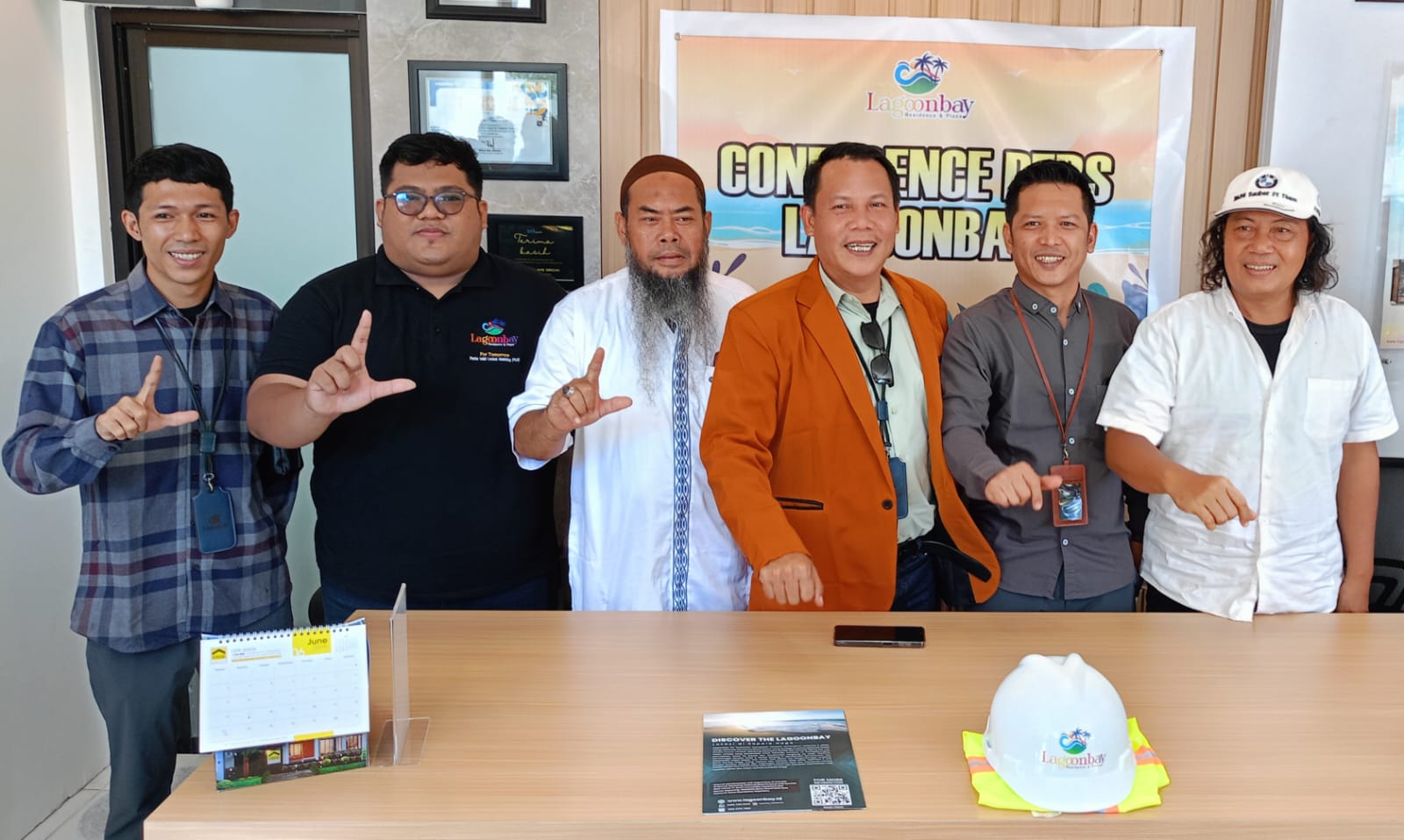 Direktur Marketing ang Communication (Marcom) Buhori Rahman (tiga dari kanan), dan jajarannya, bersama ketua APH, tokoh Masyarakat dan tokoh pemuda dusun  Montong Buwuh, Desa Meninting, Lobar.