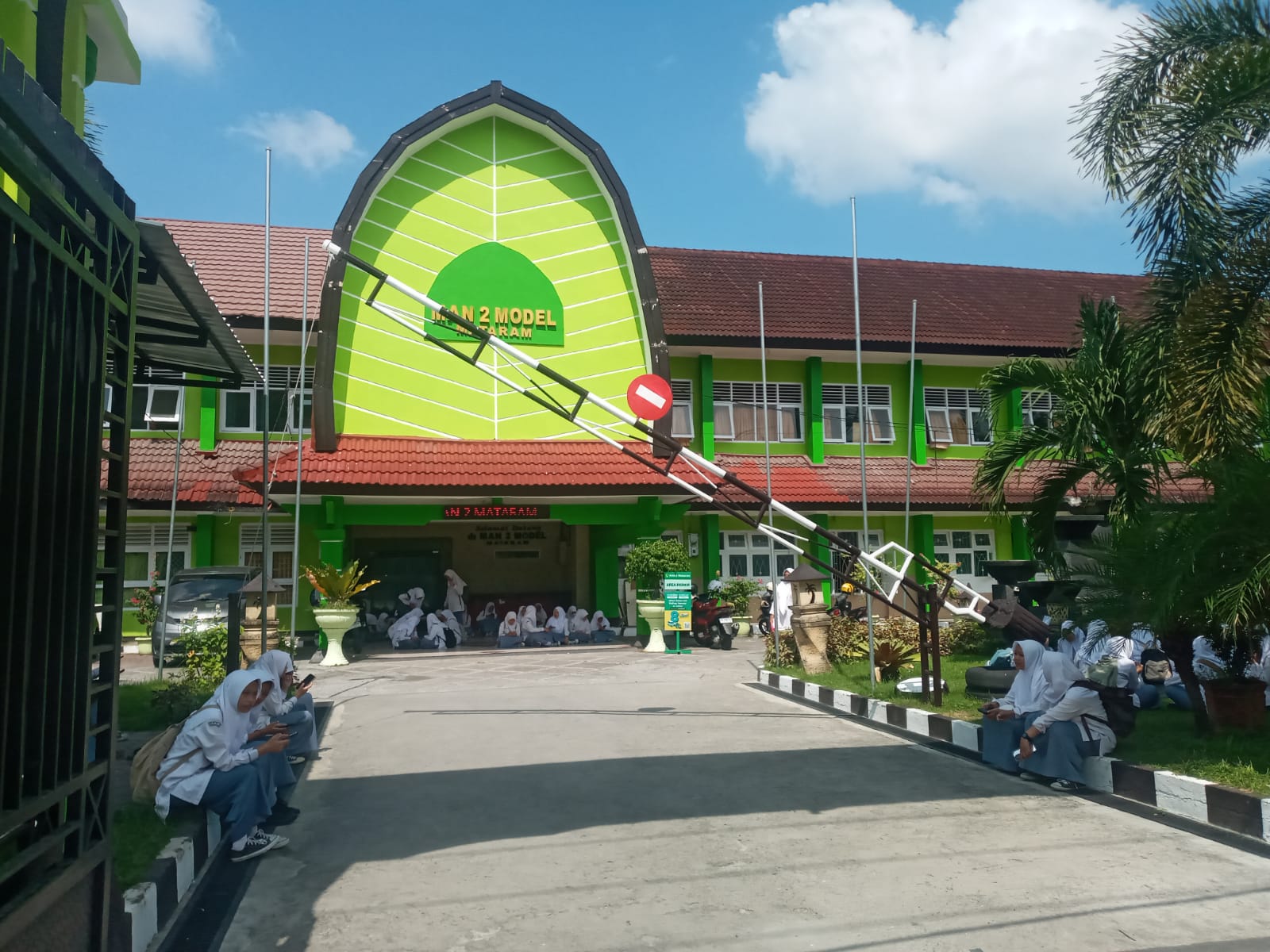 TUNGGU JEMPUTAN: Sejumlah siswa di Kota Mataram menunggu jemputan, belum lama ini.(ROJAI/LOMBOK POST)