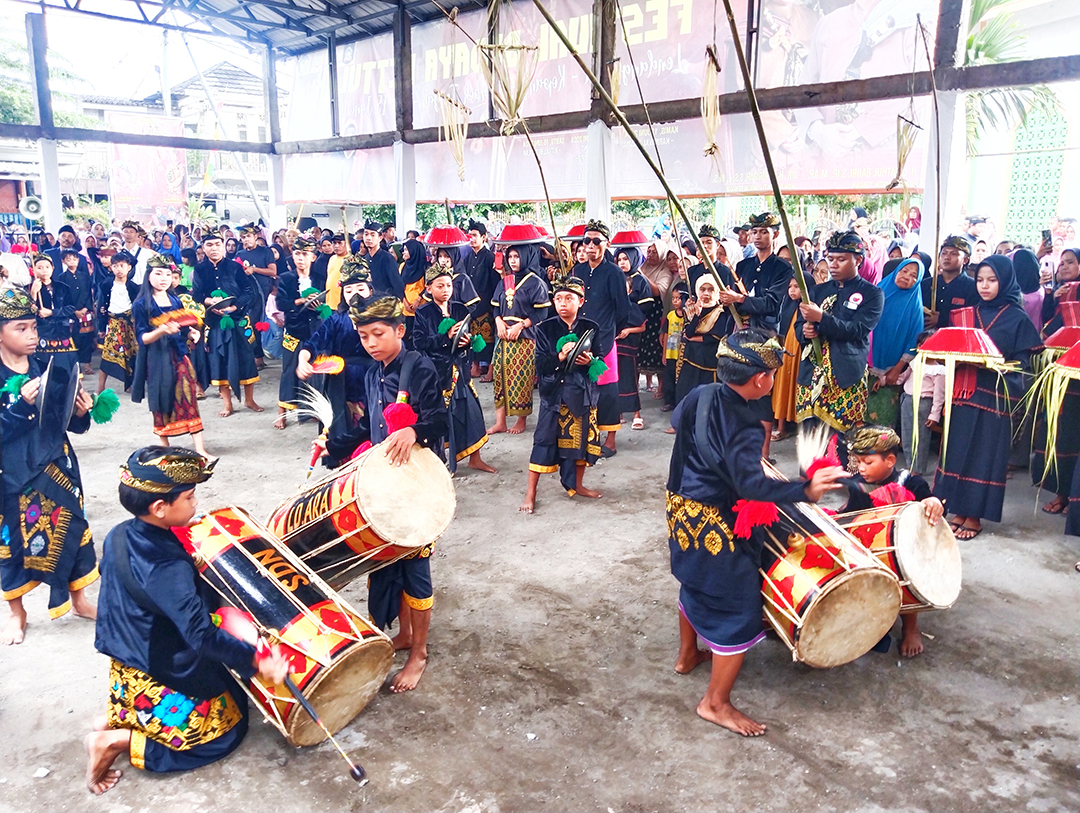 LESTARIKAN BUDAYA: Inilah salah satu prosesi Festival Budaya Betullak yang dilakukan warga desa menggunakan pakaian adat Sasak lengkap di Desa Lendang Ara, Kecamatan Kopang. (Dewi/Lombok Post)