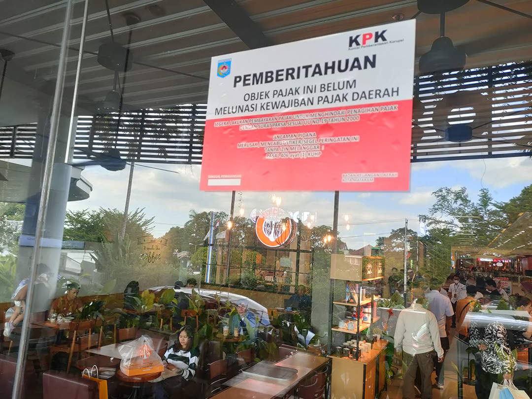 BELUM NGEFEK: Stiker penyegelan KPK terpampang di salah satu restoran di Kota Mataram, beberapa waktu lalu. (HARLI/LOMBOK POST)