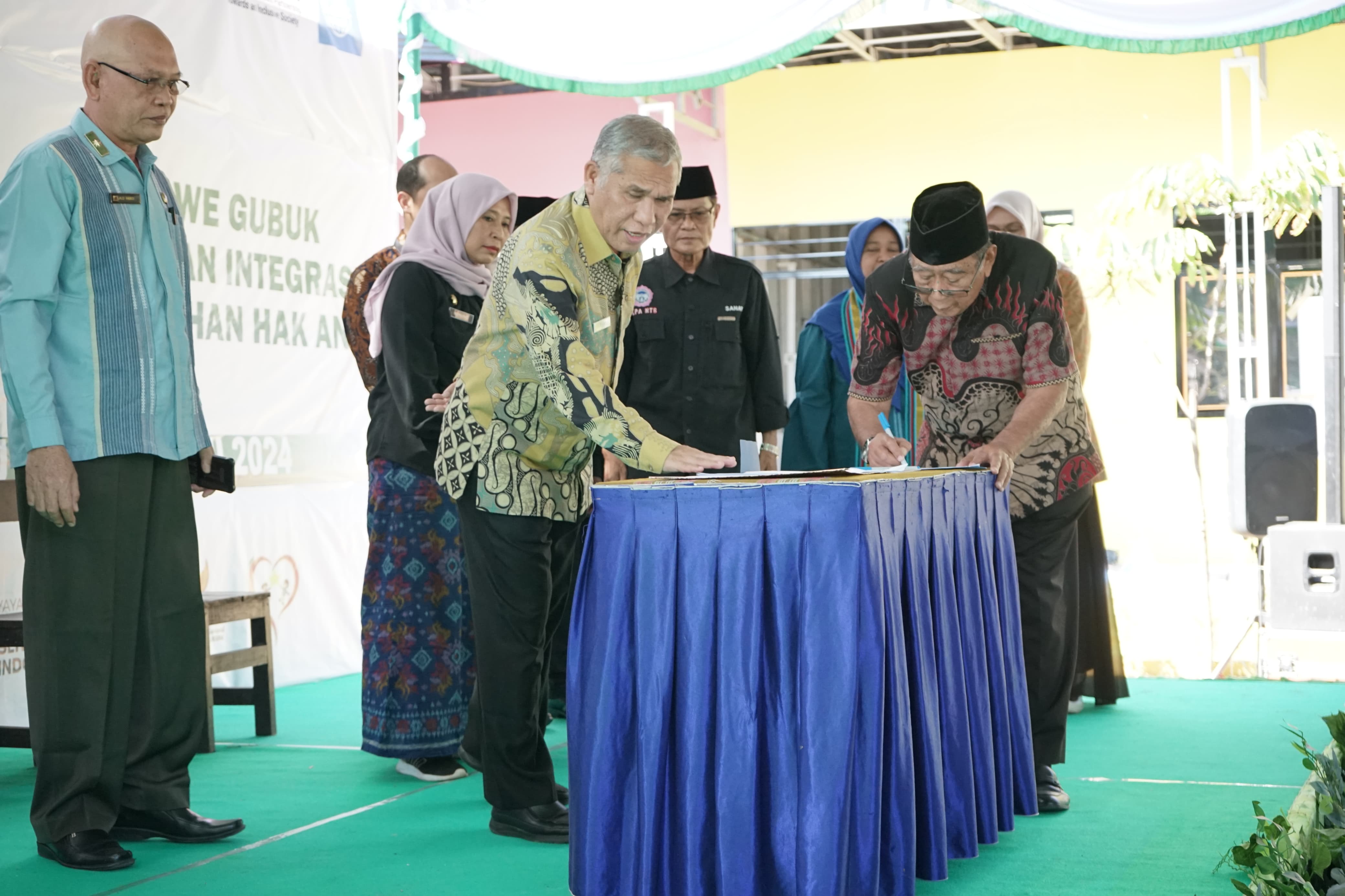 SINERGI: Plh. Asisten 1 Setda NTB Lalu Hamdi (kiri) menyaksikan penandatanganan nota deklarasi Gerakan Bersama menuju NTB nol perkawinan anak oleh Bupati KLU. (DISKOMINFOTIK NTB FOR LOMBOK POST)