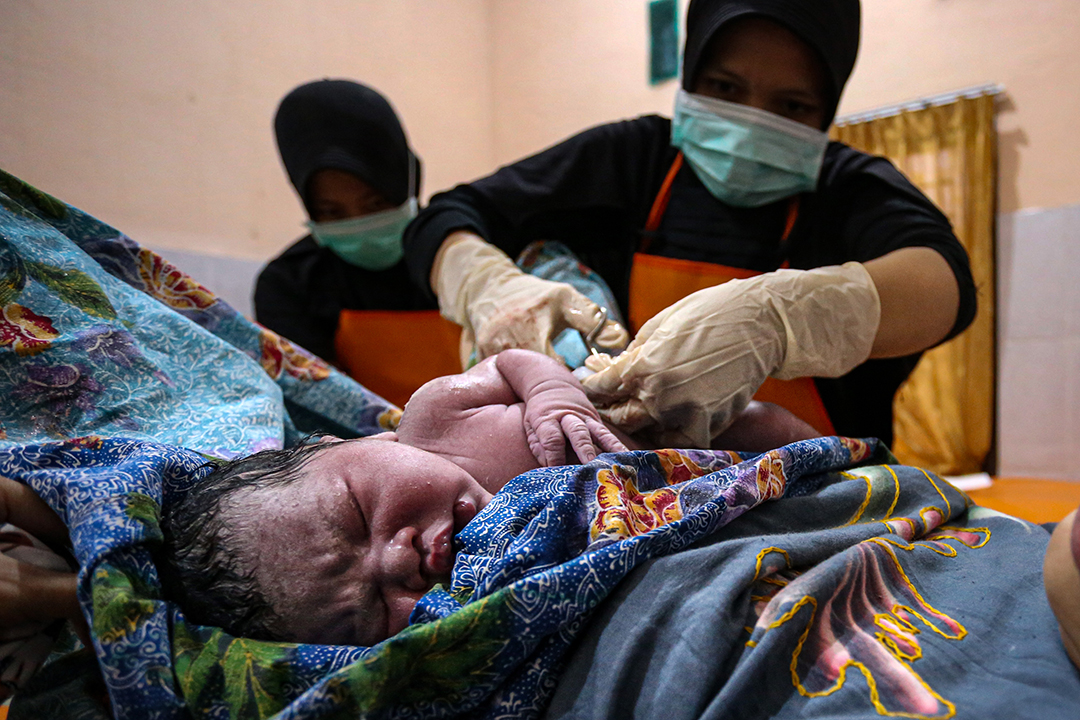 TERCOVER UHC: Bidan melayani ibu melahirkan di salah satu rumah sakit di Kota Mataram, beberapa waktu lalu.(IVAN/LOMBOK POST)