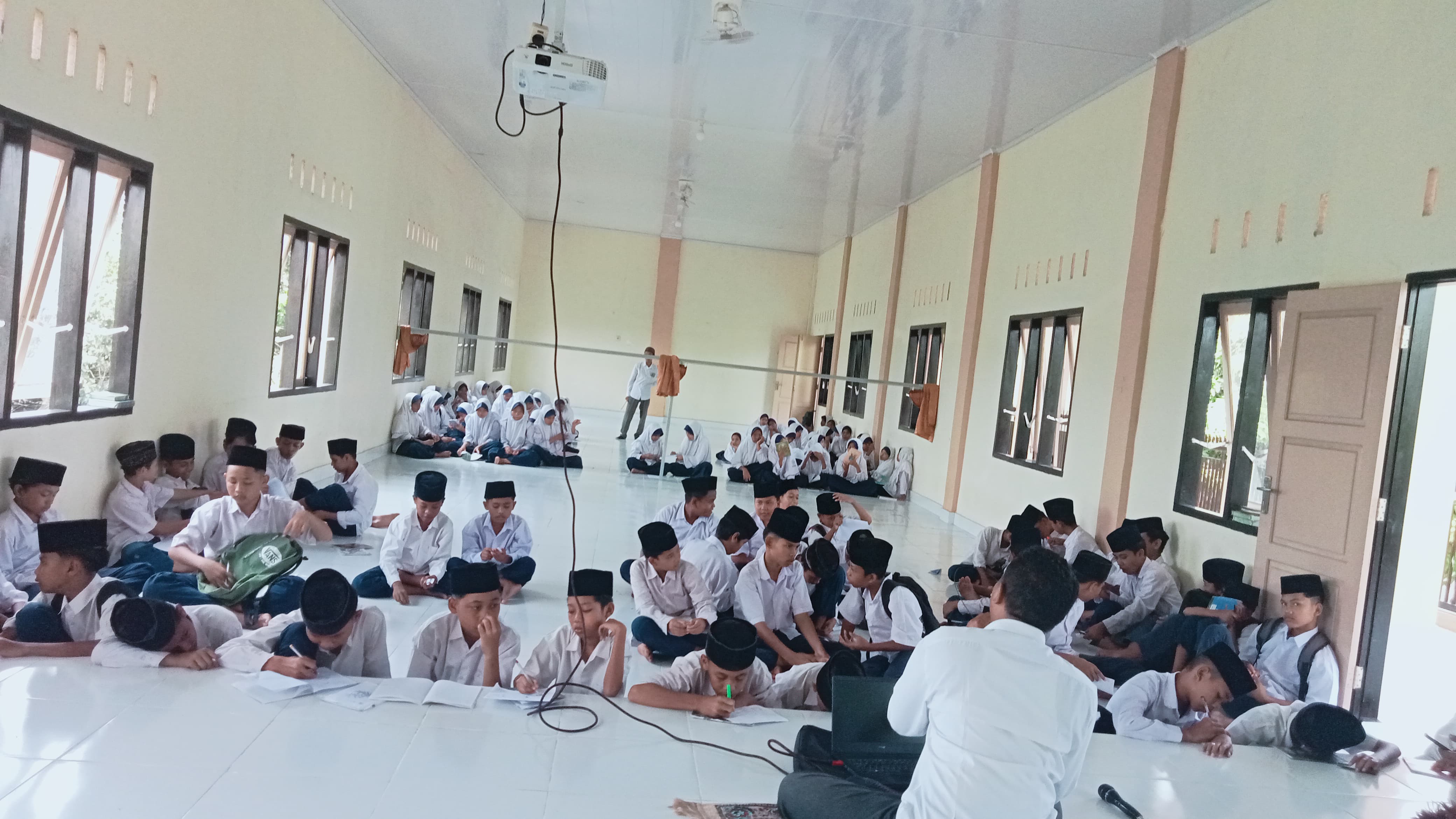BELAJAR: Siswa MTs Korleko belajar di aula madrasah setempat, belum lama ini. (ROFI&rsquo;I FOR LOMBOK POST)