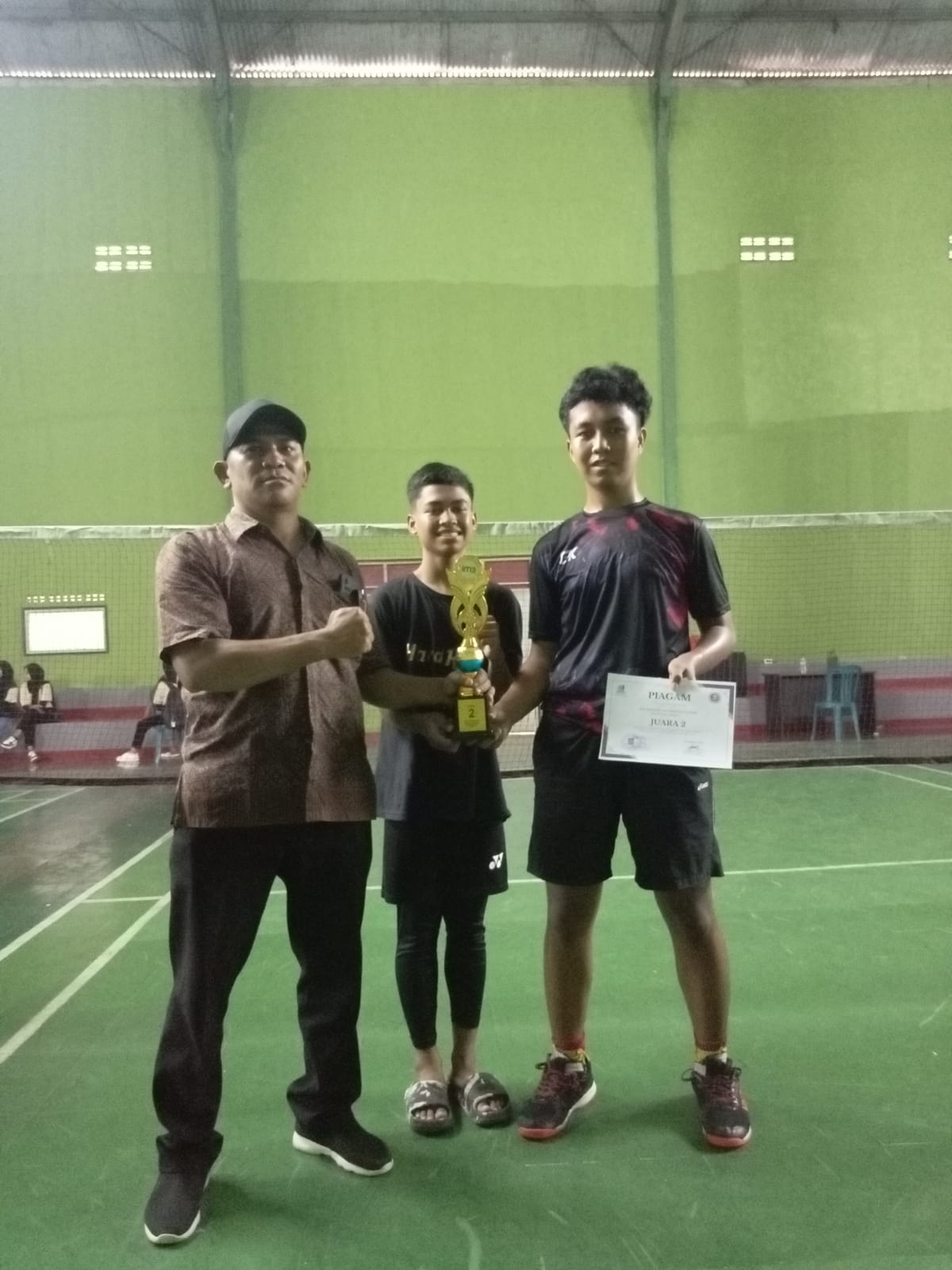 BERPRESTASI: Muhammad Alpin, siswa MAN Lobar (kanan) meraih juara II dalam turnamen badminton yang bertajuk AKSI SMEKJU di GOR Bintang Mataram, belum lama ini.  (MAN LOBAR FOR LOMBOK POST)