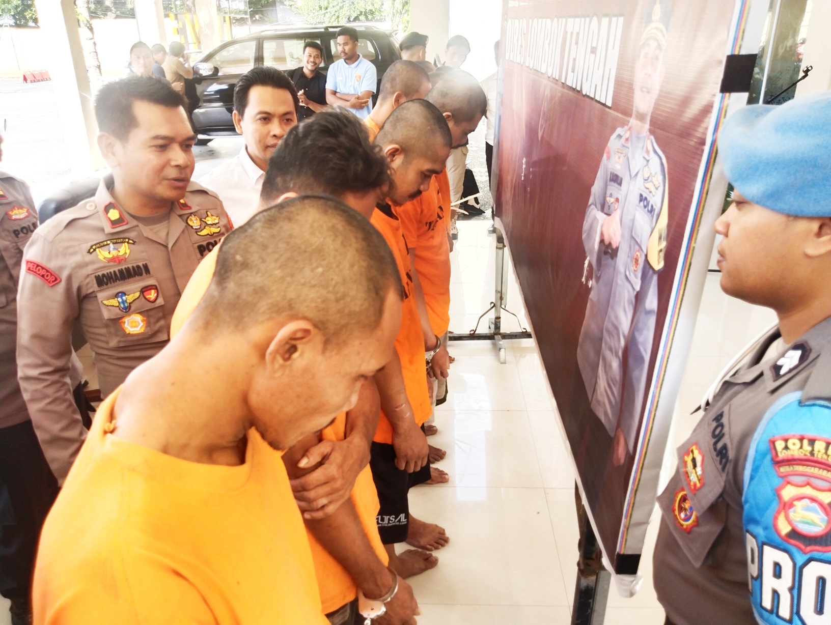 INI DIA PENJAHATNYA: Wakapolres Loteng Kompol Nasrullah menanyakan modus kejahatan kepada pelaku dalam konferensi pers Jaran Rinjani 2024, Kamis (13/6).&nbsp; (FOTO: DEWI/LOMBOK POST)