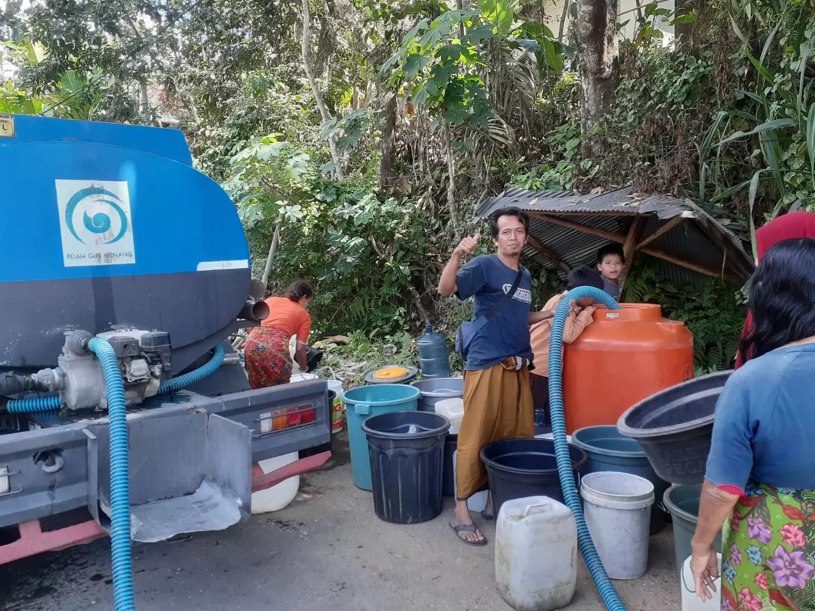 MULAI ANTISIPASI: Pendistribusian air bersih di wilayah Kabupaten Lombok Barat, beberapa waktu lalu. Pemprov NTB sudah mulai memetakan daerah rawan kekeringan. (Dok. LOMBOK POST)