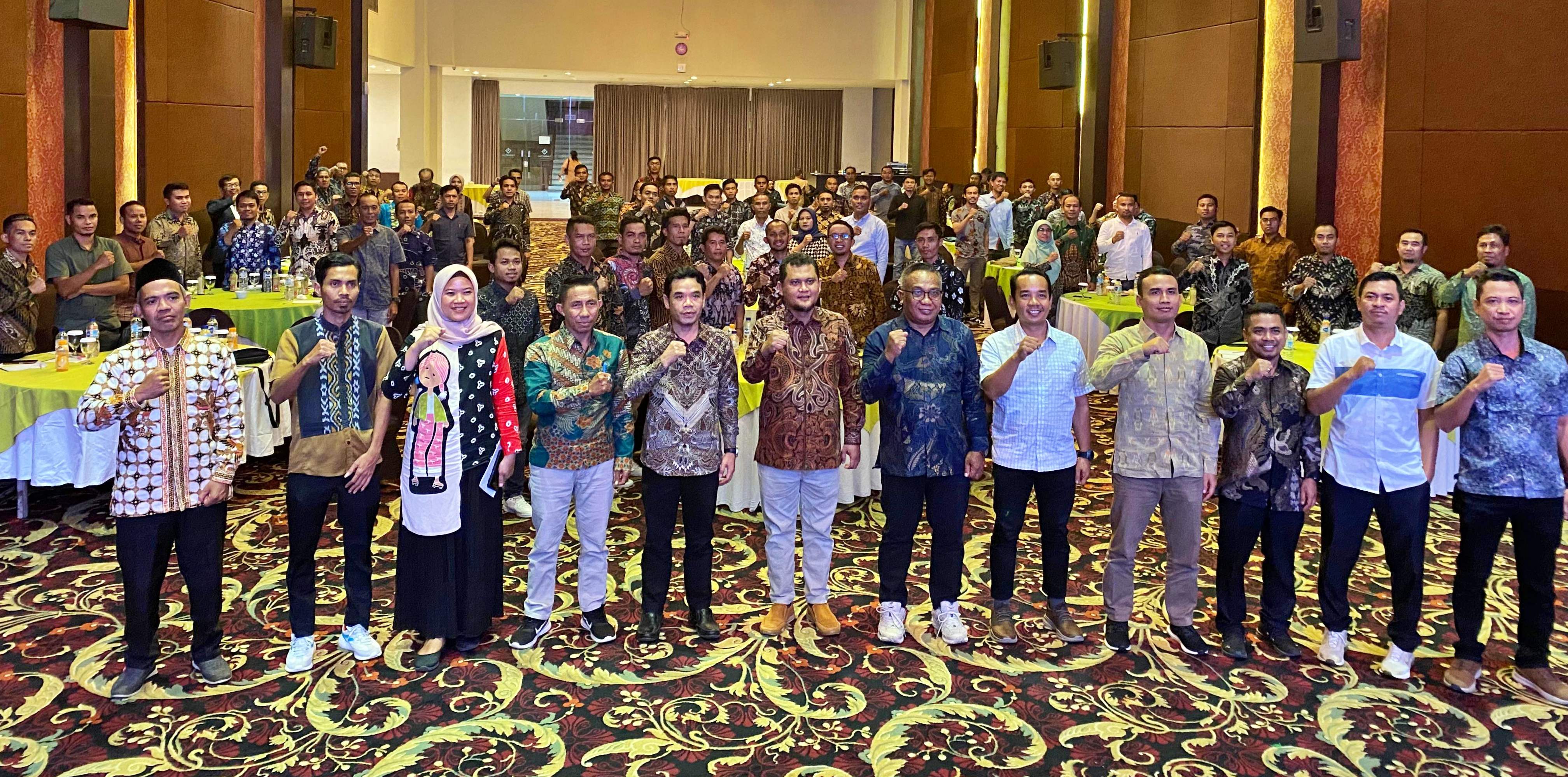 SIAP AWASI PILKADA 2024: Ketua Bawaslu NTB Itratip (enam dari kiri) berfoto bersama jajaran Bawaslu Kabupaten/Kota acara rapat evaluasi kelembagaan panwas Adhoc, di Kota Mataram, Jumat (14/6).