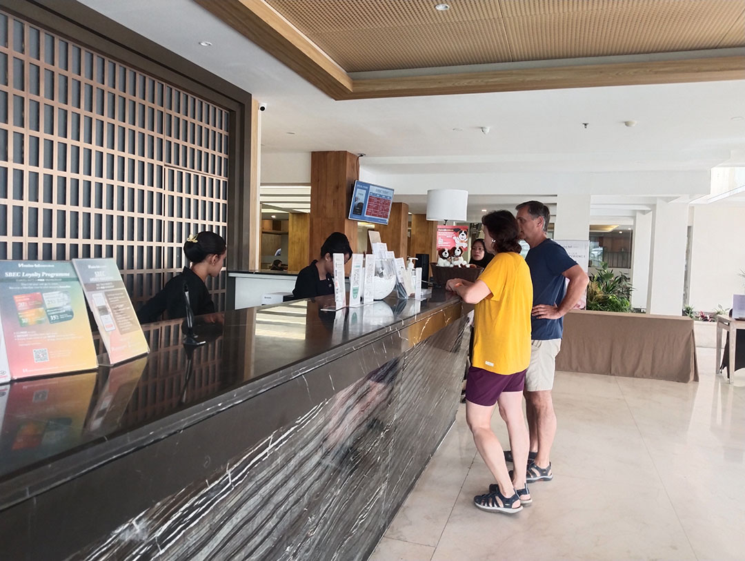 TINGKATKAN PAD: Sepasang turis asing sedang check in disalah satu hotel Lombok Tengah, belum lama ini. (Dewi/Lombok Post)