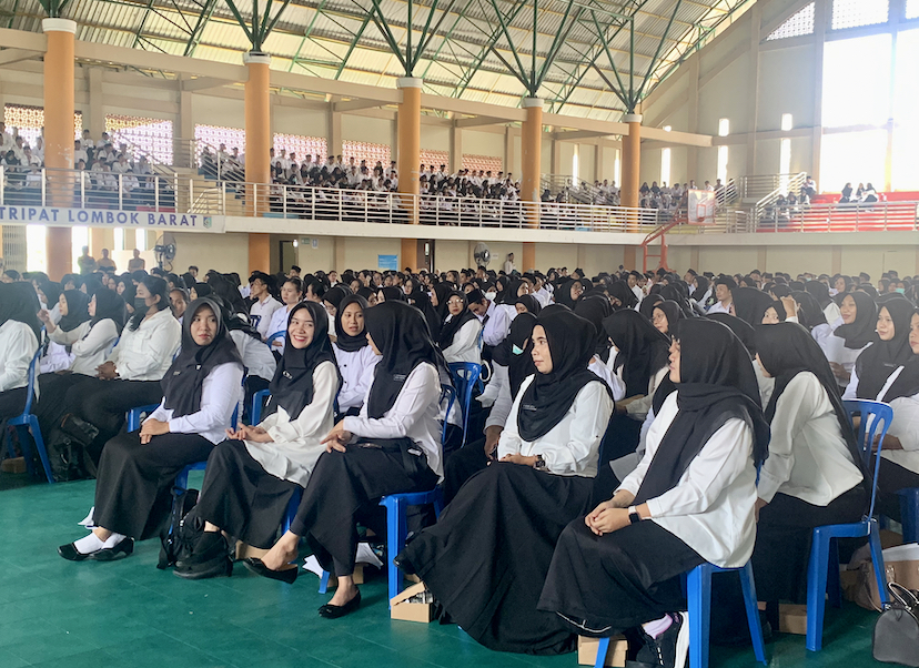 DUDUK RAPI : PPPK yang lolos pada seleksi 2023 dilantik beberapa bulan lalu.  (CHIA/LOMBOK POST)