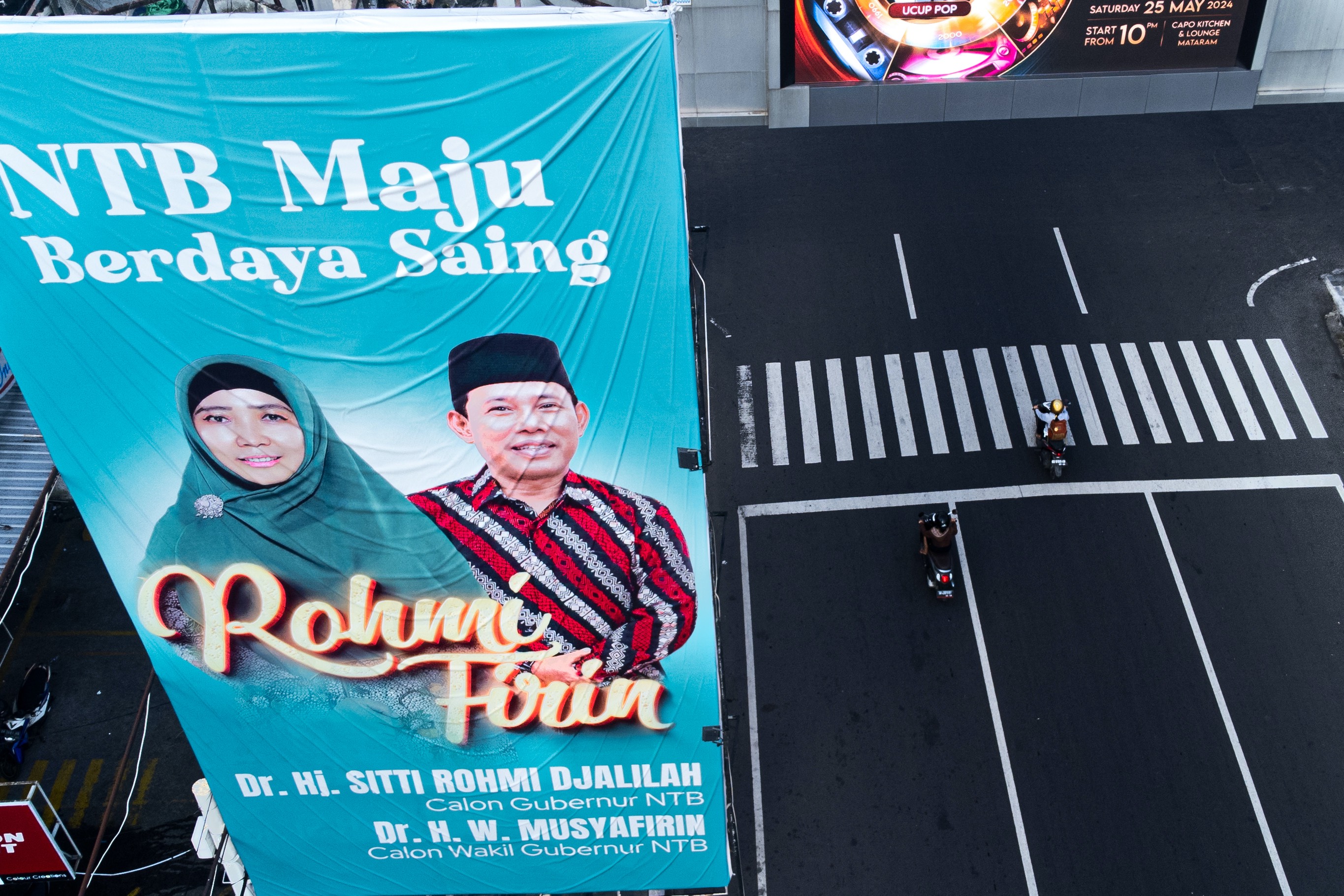 BAKAL PASANGAN CALON: Baliho bakal pasangan calon Gubernur dan Wakil Gubernur NTB Dr Hj Sitti Rohmi Djalilah dan Dr H W Musyaifirin terpampang di jalan besar, kawasan Cakra, Kota Mataram.