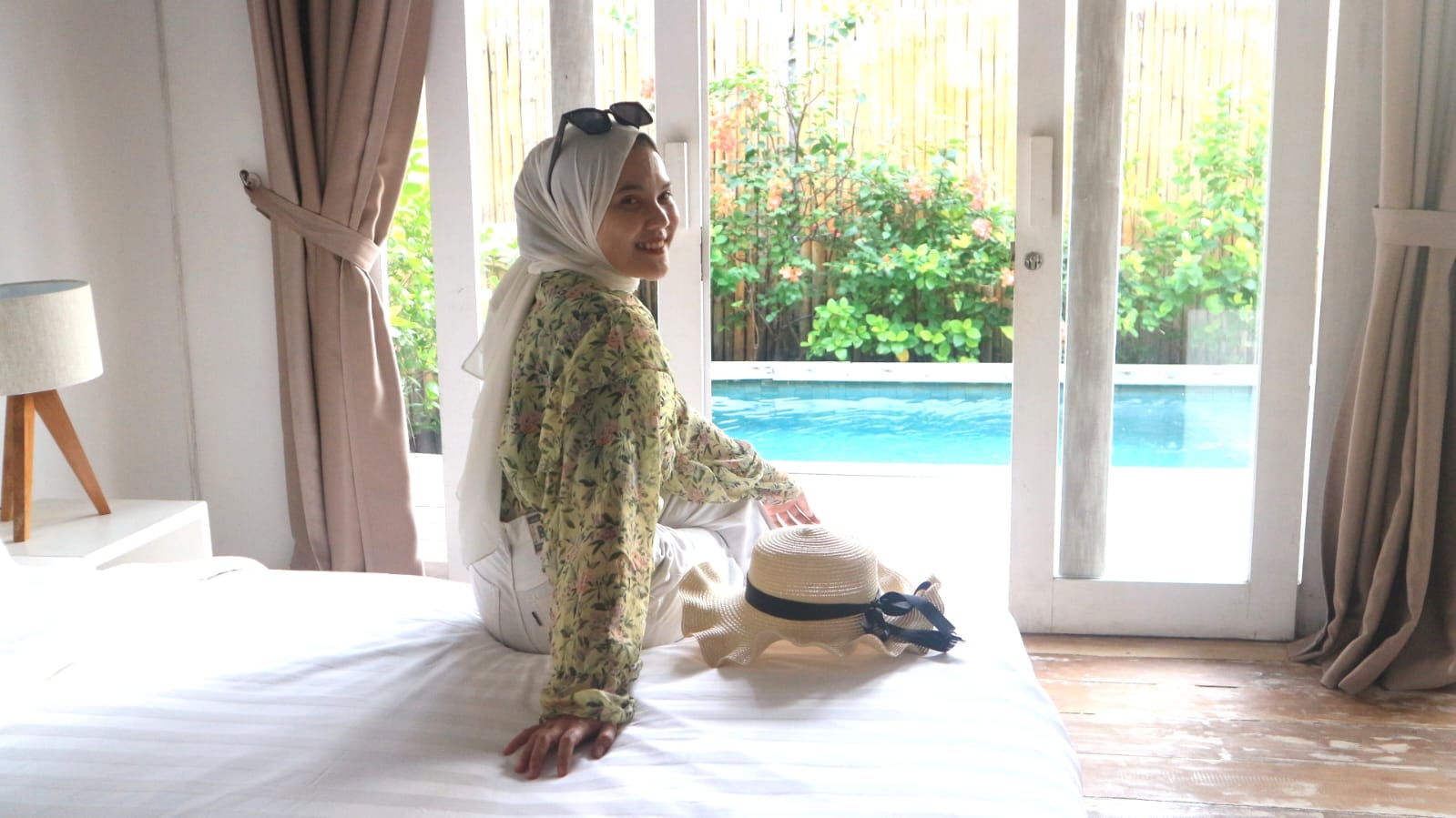 Suasana kamar villas edenia yang di depannya langsung berhadapan dengan kolam renang privat. (TONI/LOMBOK POST)