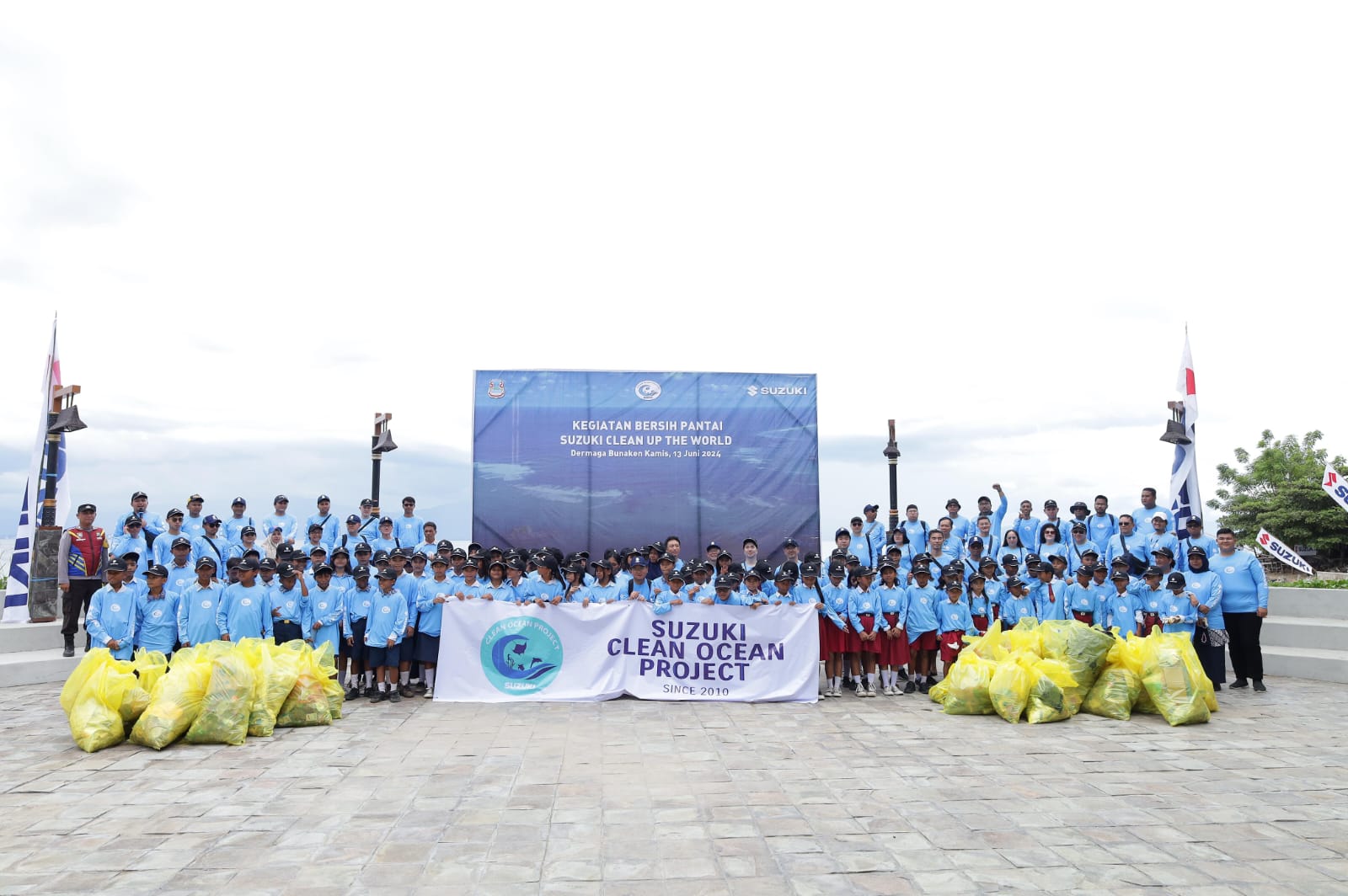 PEDULI LINGKUNGAN: Kegiatan bersih-bersih pantai ini dilaksanakan Suzuki bersama ratusan pelajar di area Dermaga Bunaken yang merupakan bagian dari Ecotourism Village.